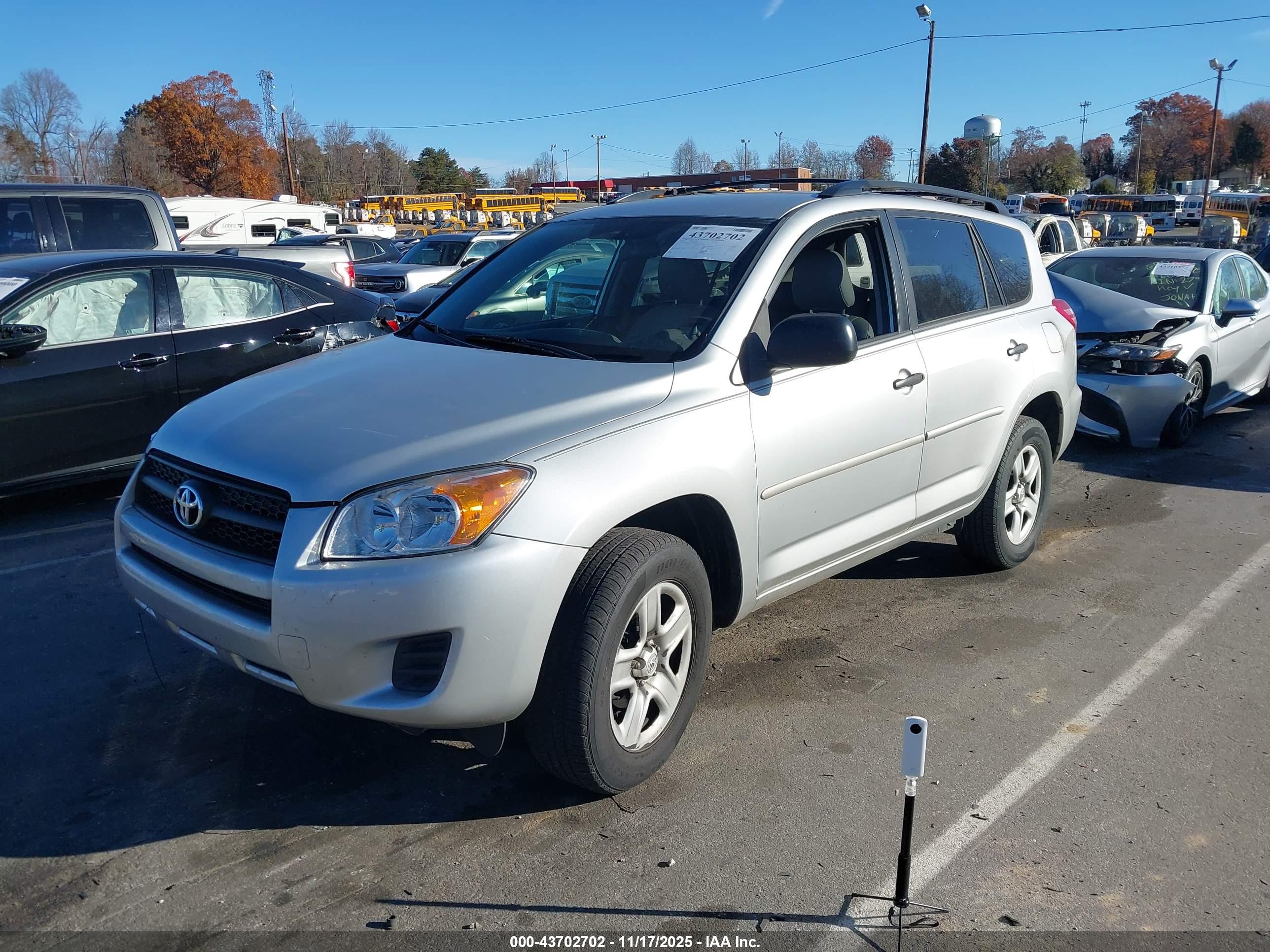 TOYOTA RAV4 image 2