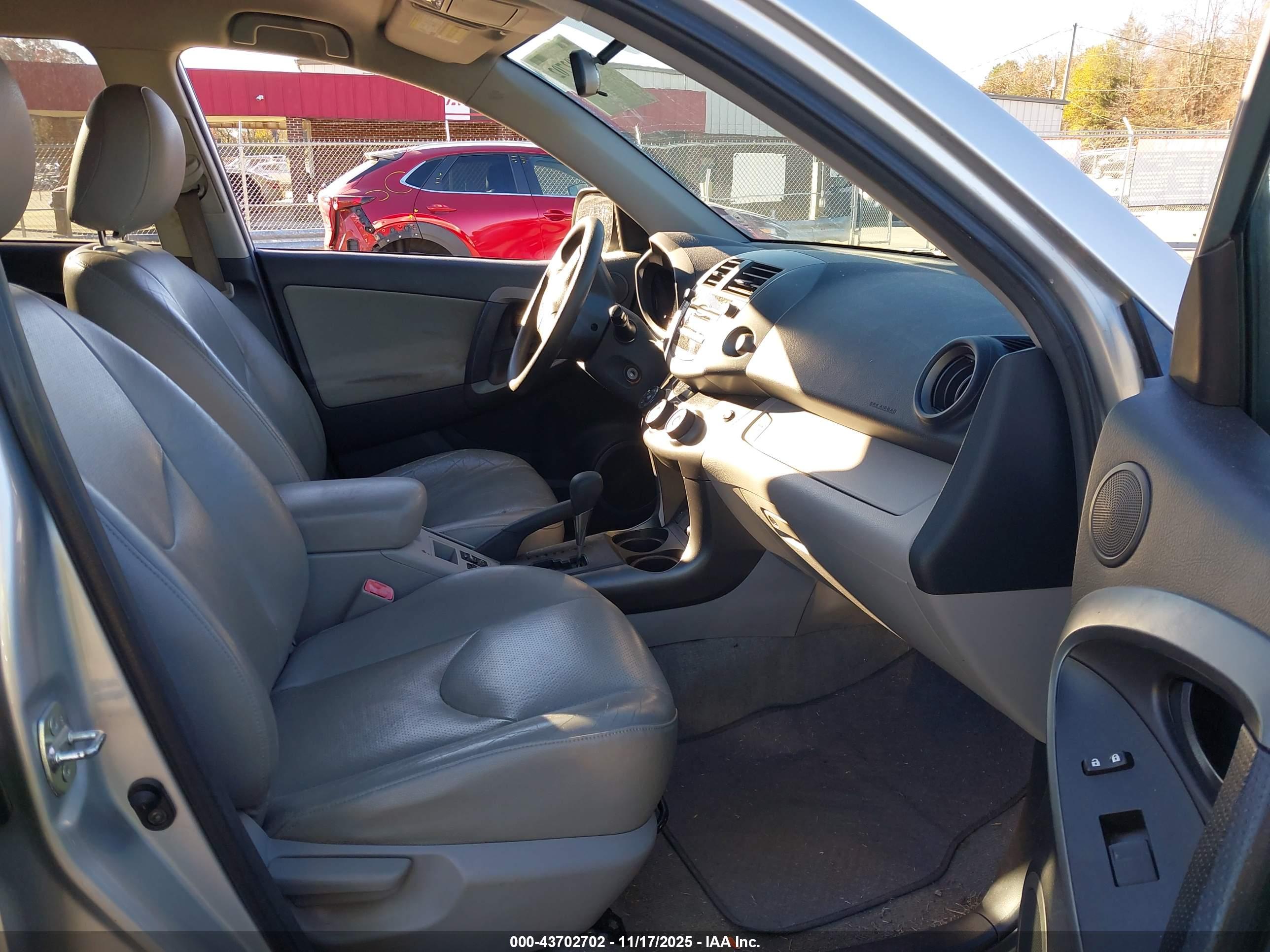 TOYOTA RAV4 image 5