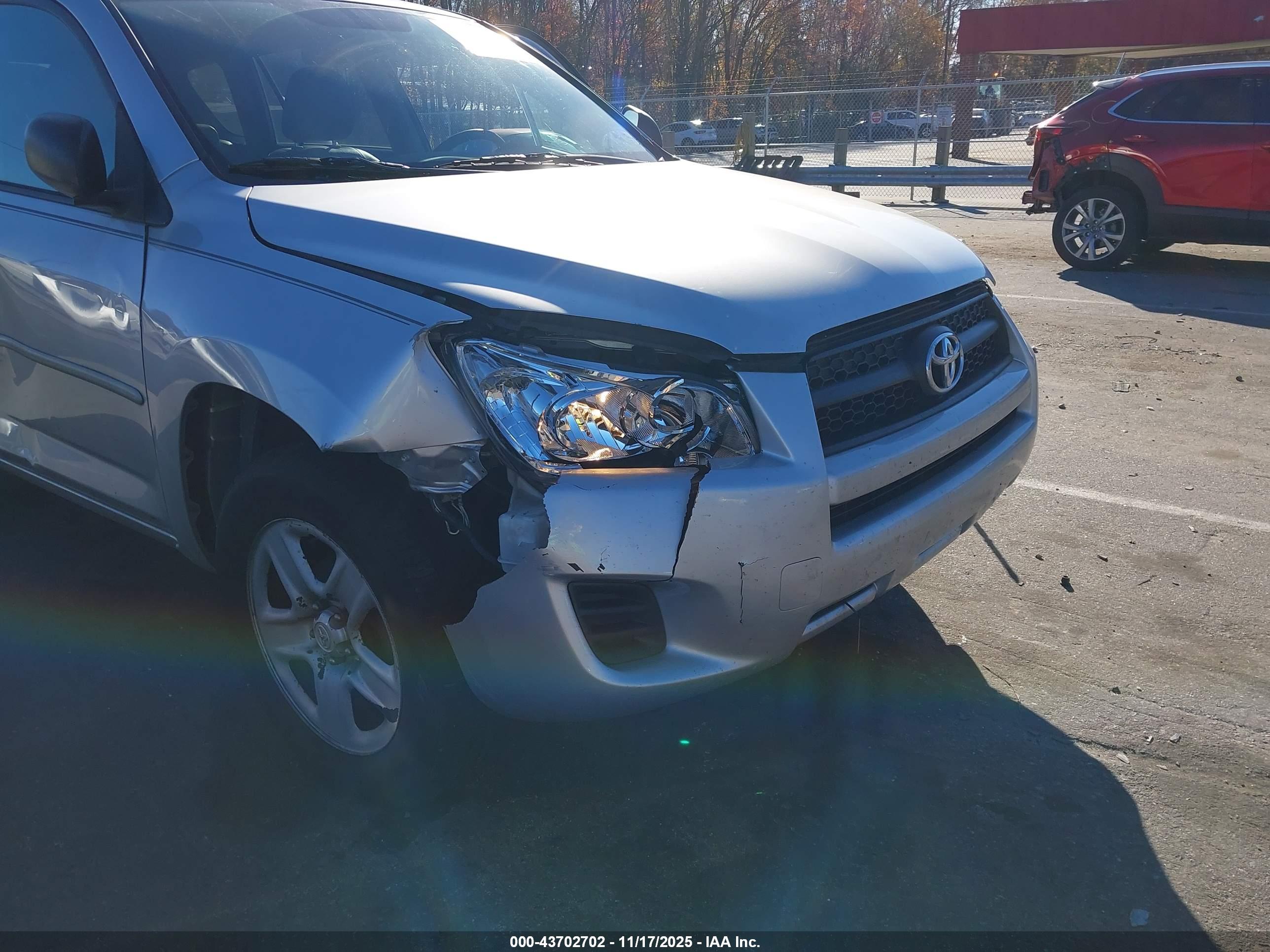 TOYOTA RAV4 image 6