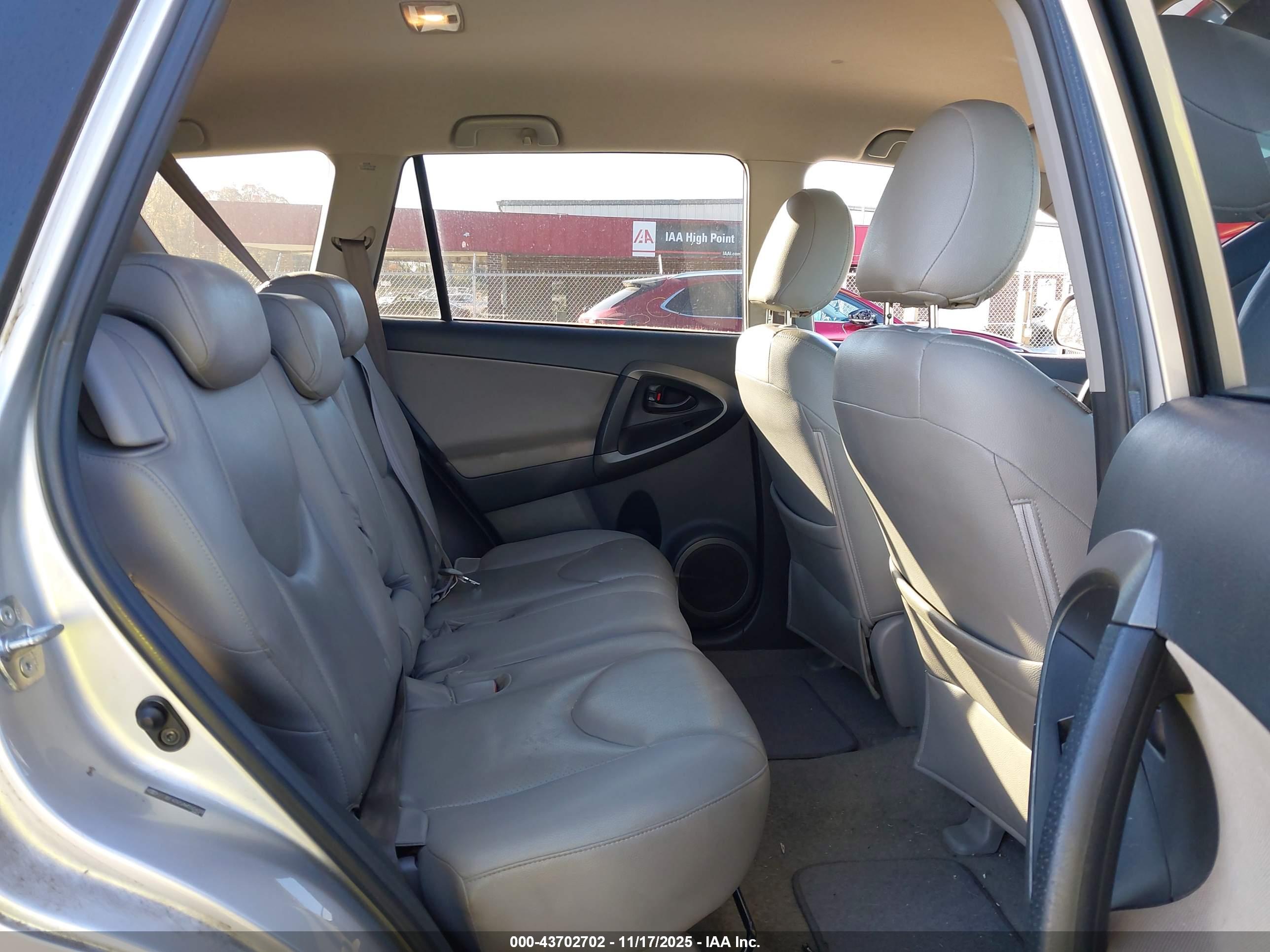 TOYOTA RAV4 image 8