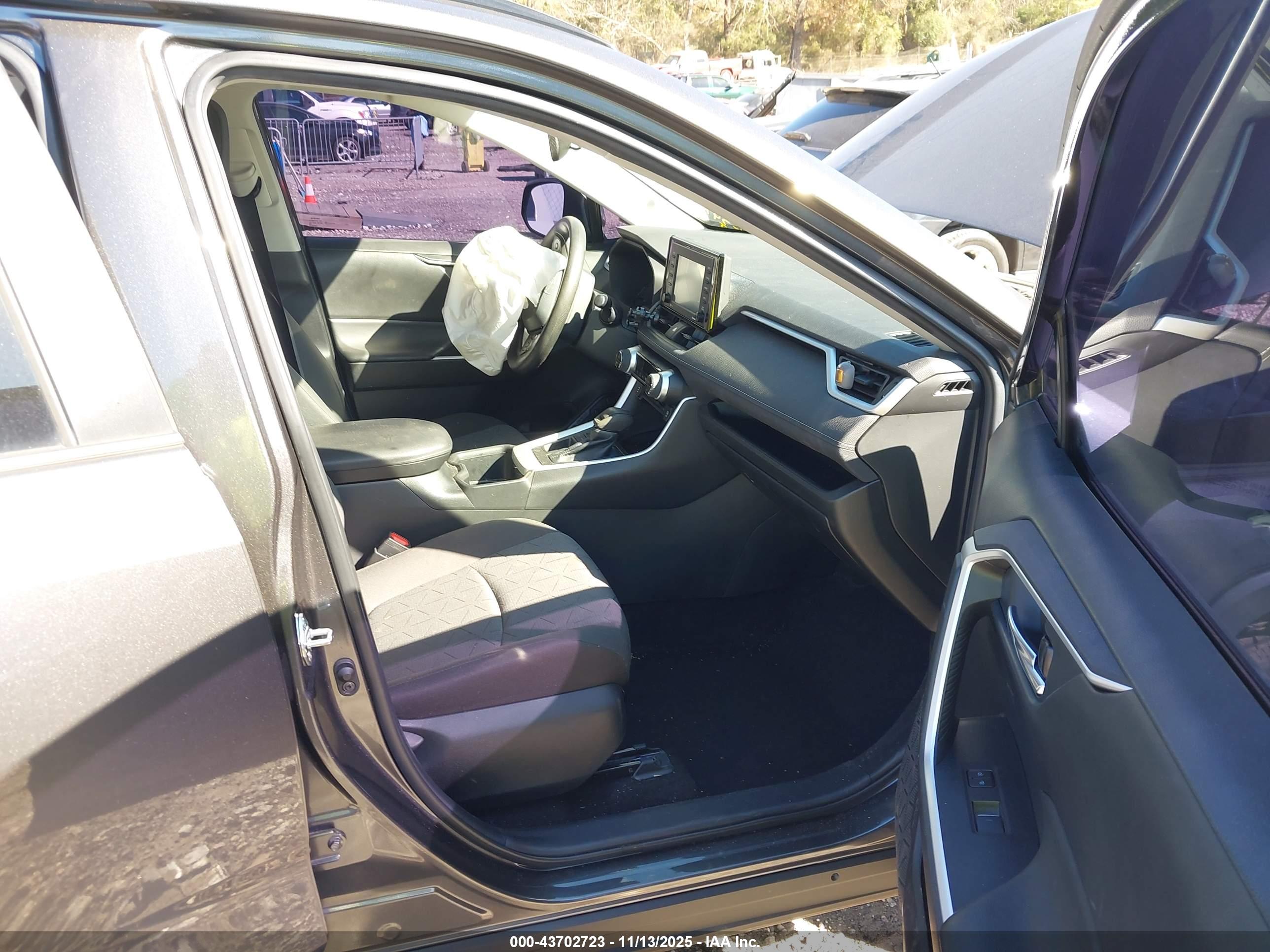 TOYOTA RAV4 image 5