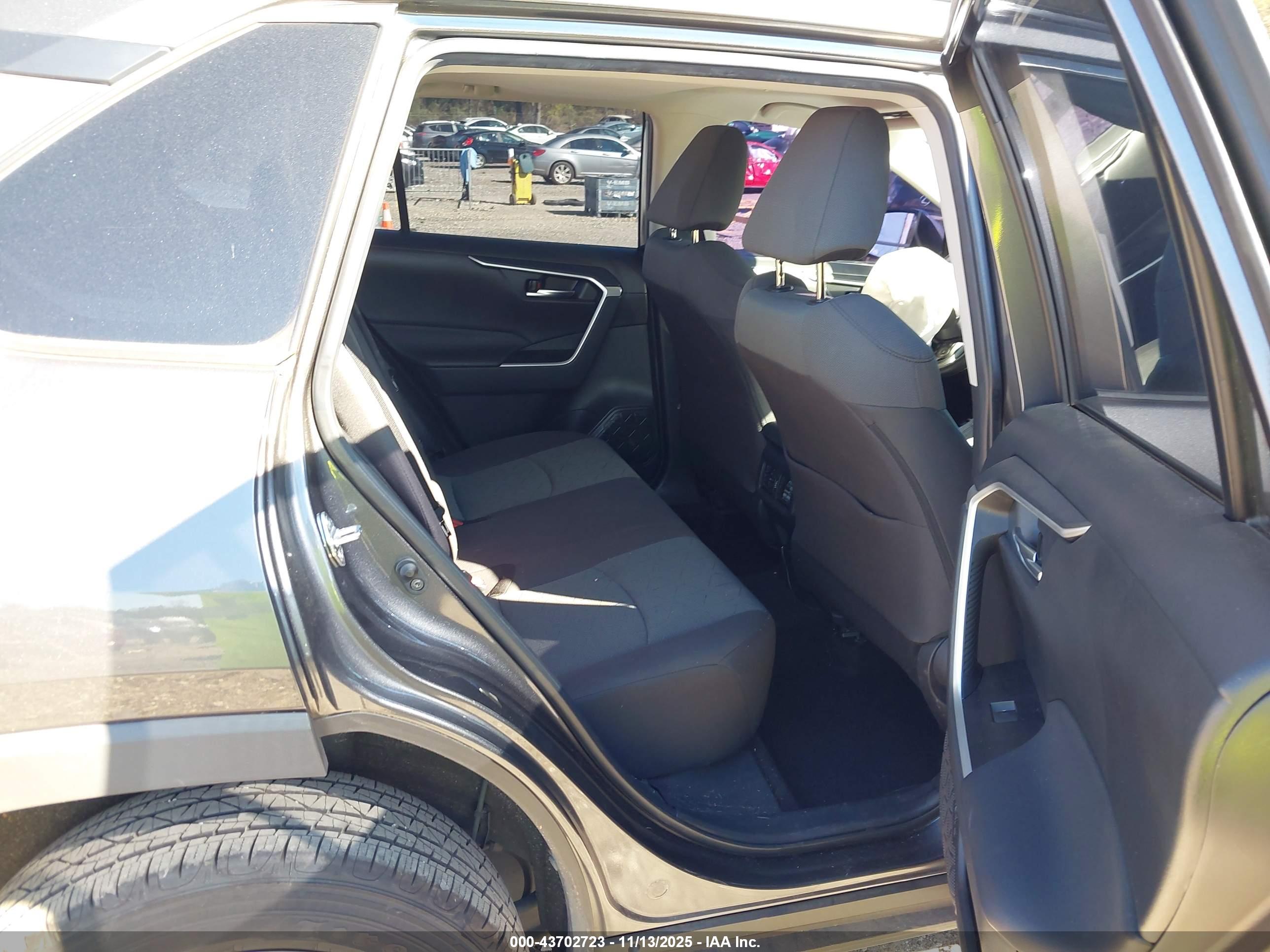 TOYOTA RAV4 image 8