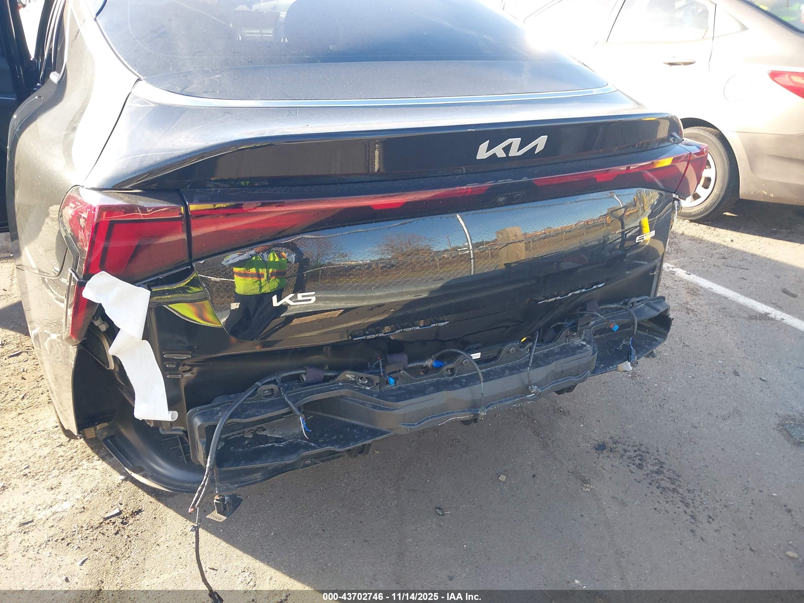 KIA K5 image 6