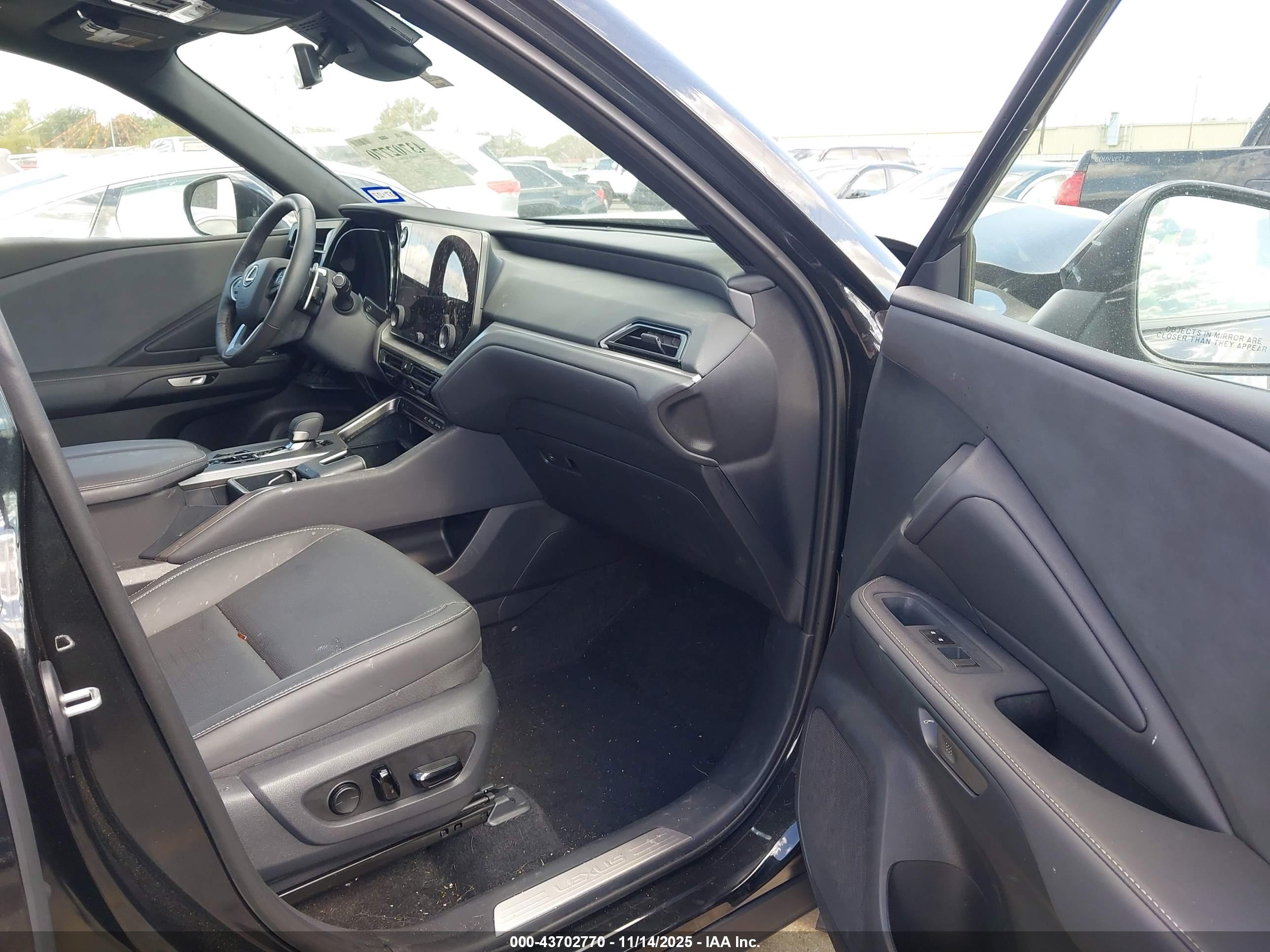 LEXUS TX image 5