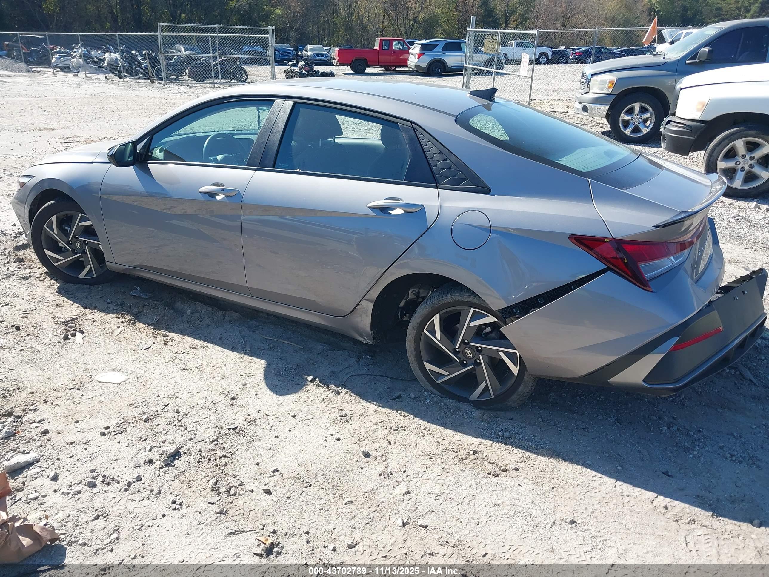 HYUNDAI ELANTRA image 3