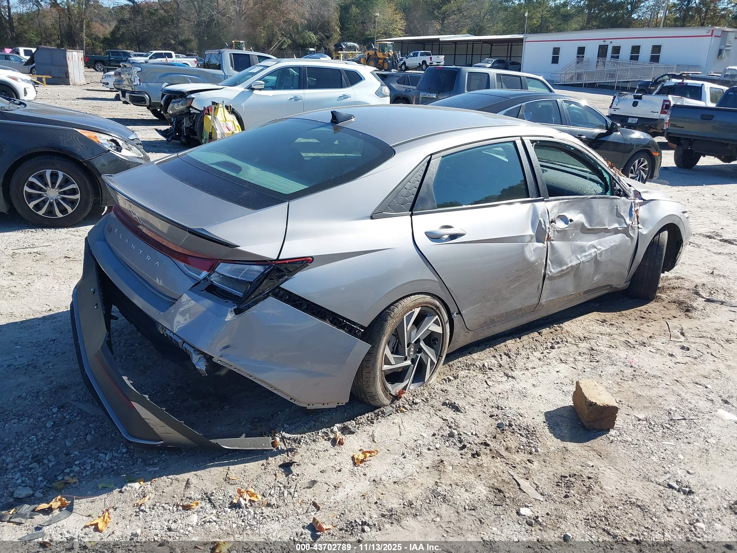 HYUNDAI ELANTRA image 4