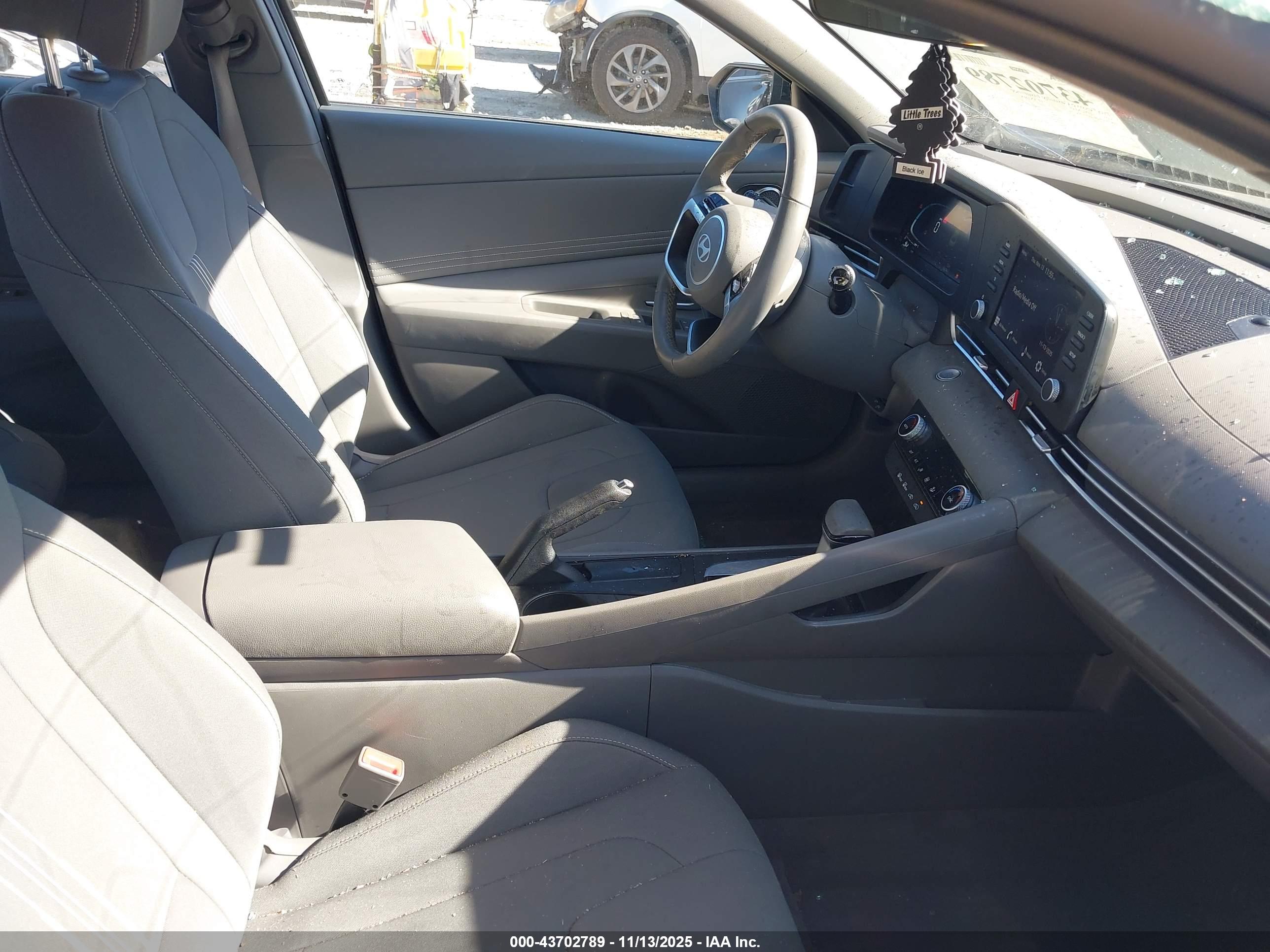 HYUNDAI ELANTRA image 5