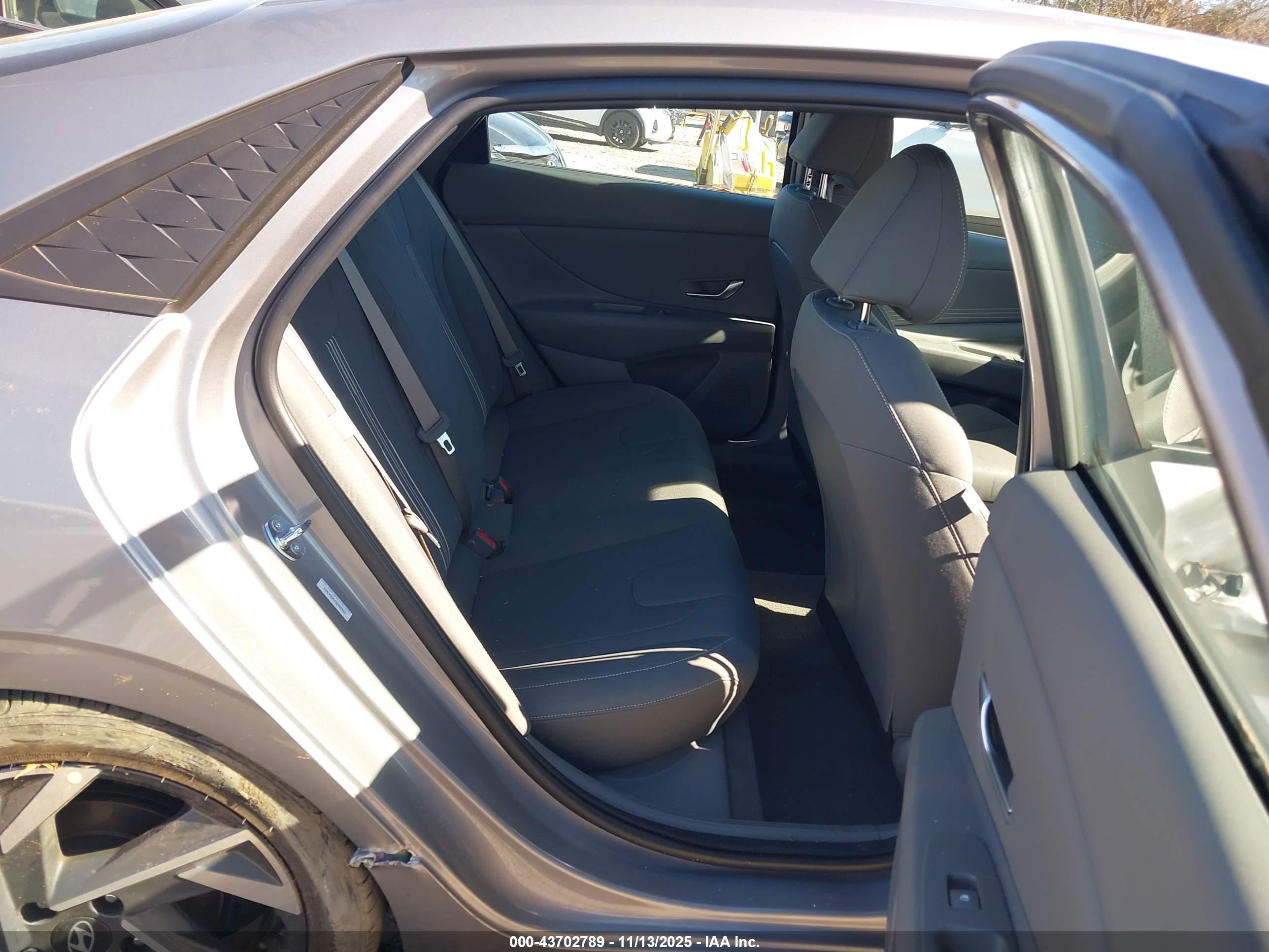 HYUNDAI ELANTRA image 8