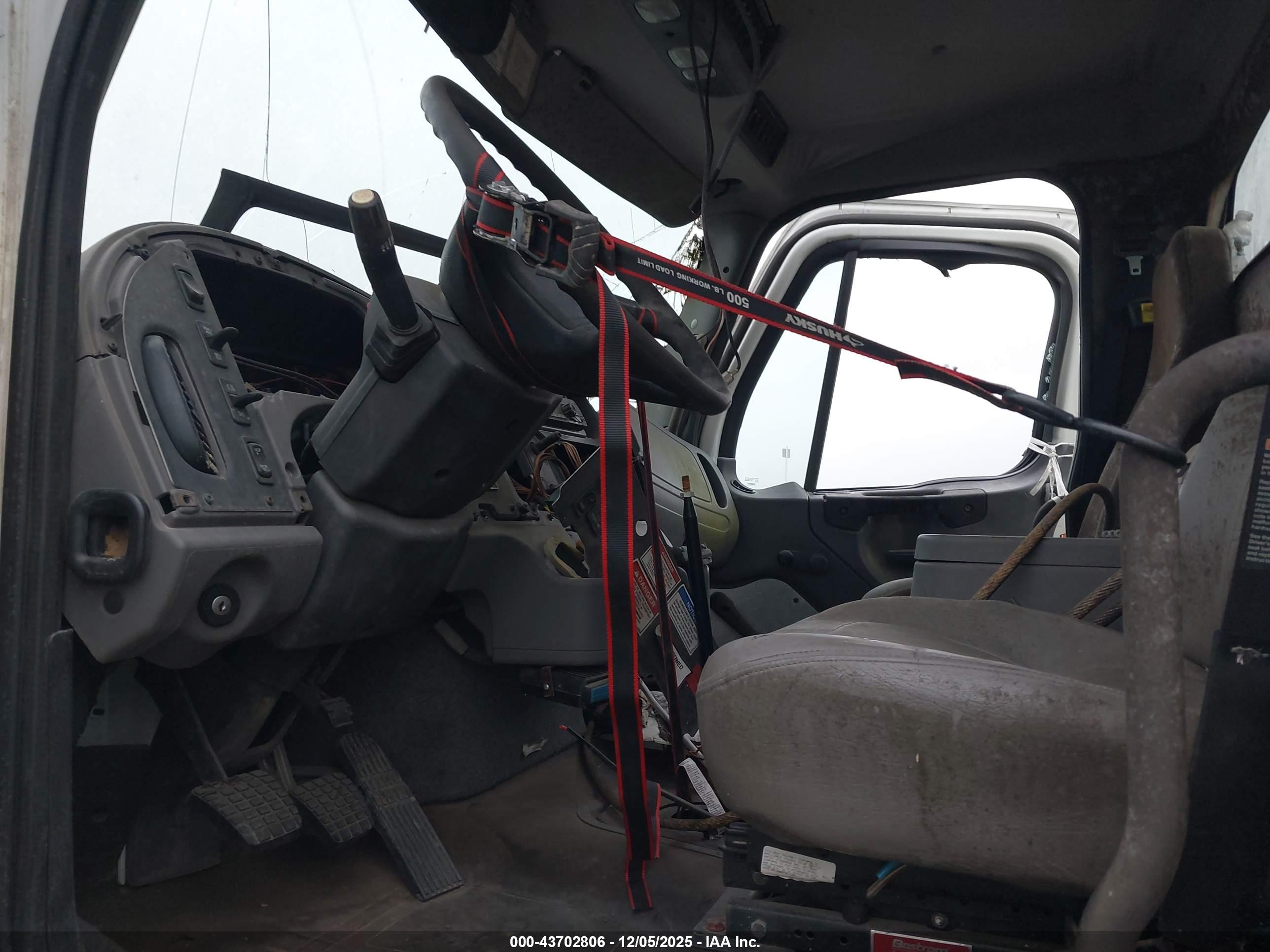 FREIGHTLINER 108SD image 8