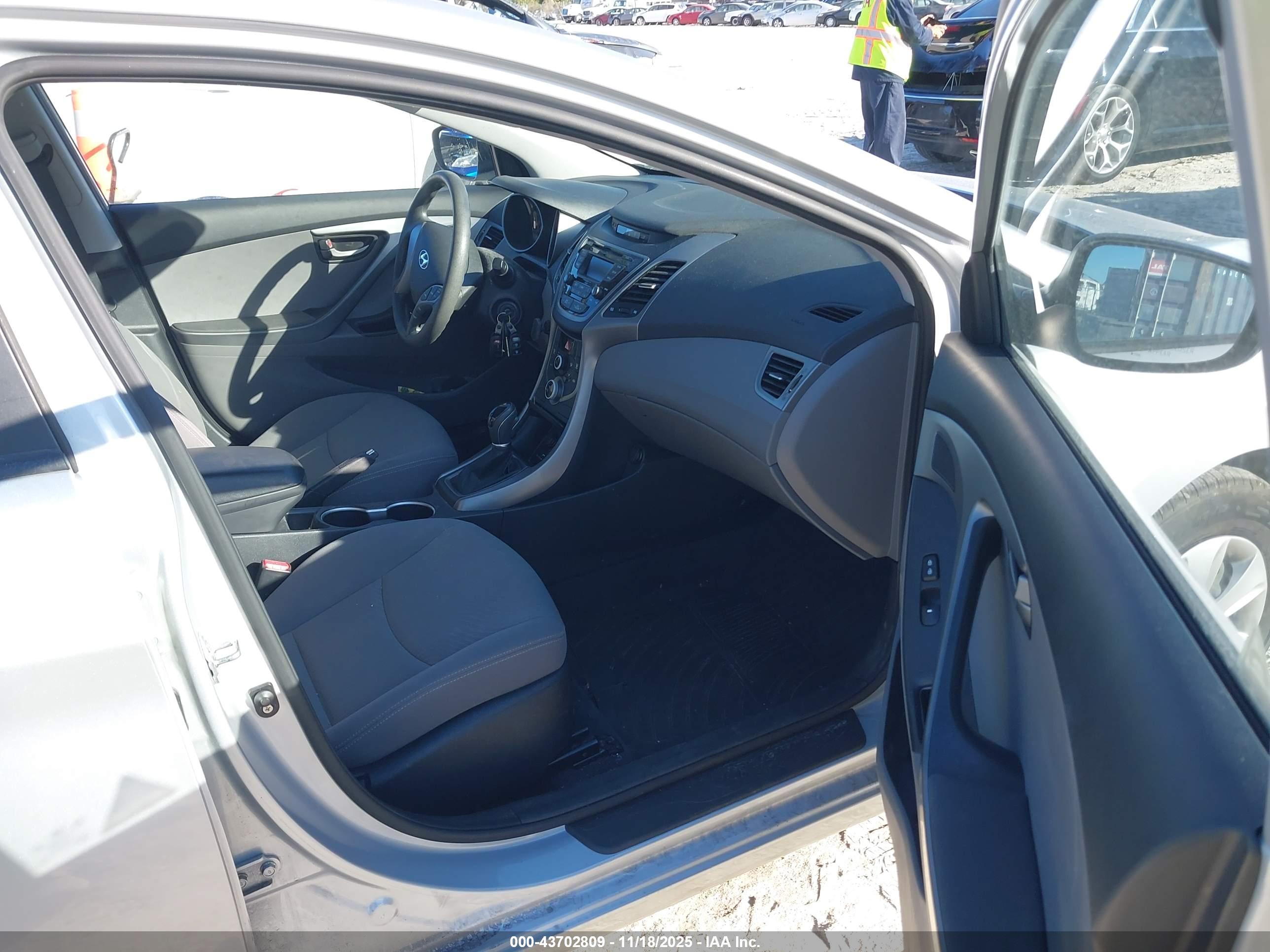 HYUNDAI ELANTRA image 5