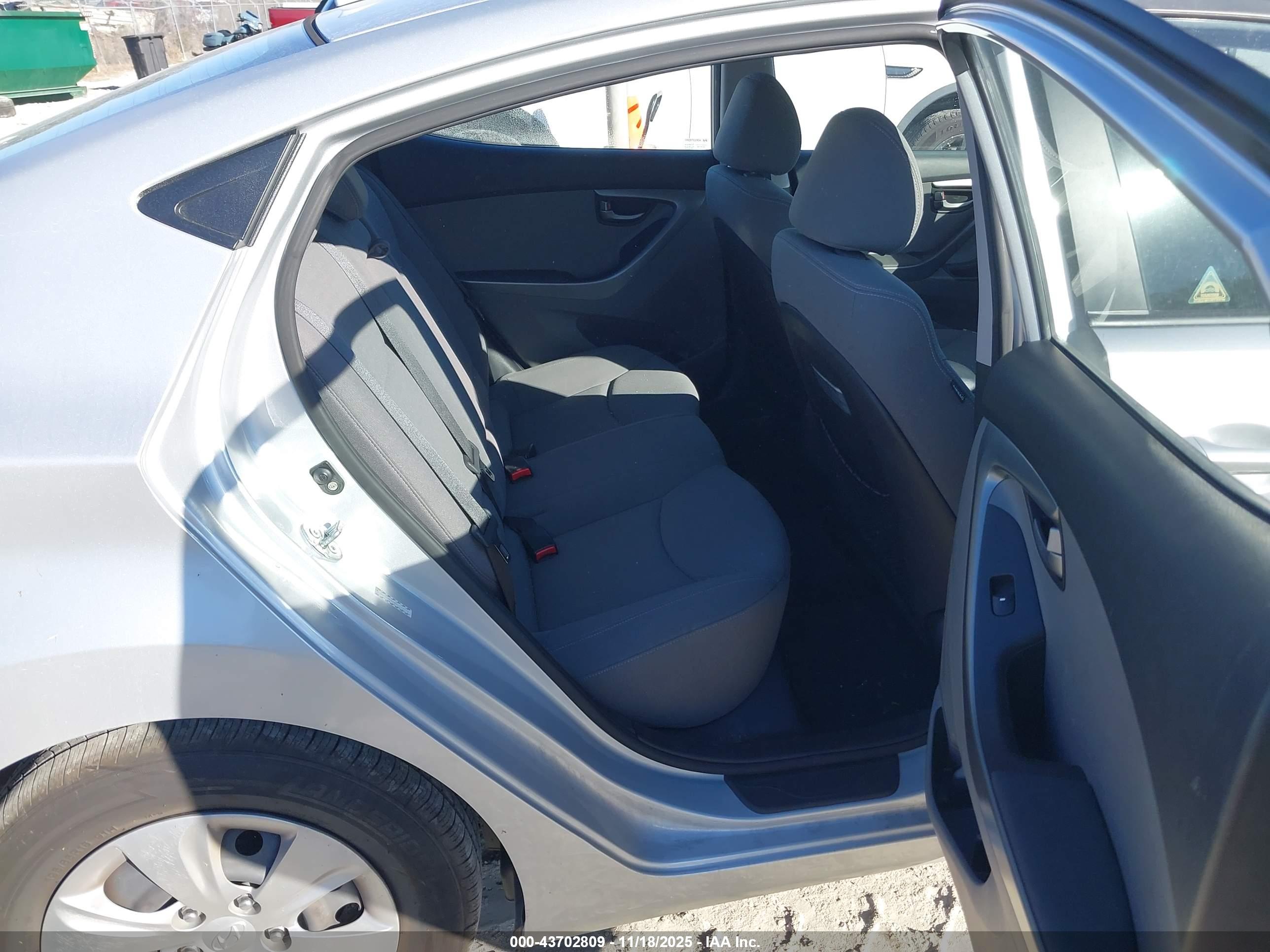 HYUNDAI ELANTRA image 8