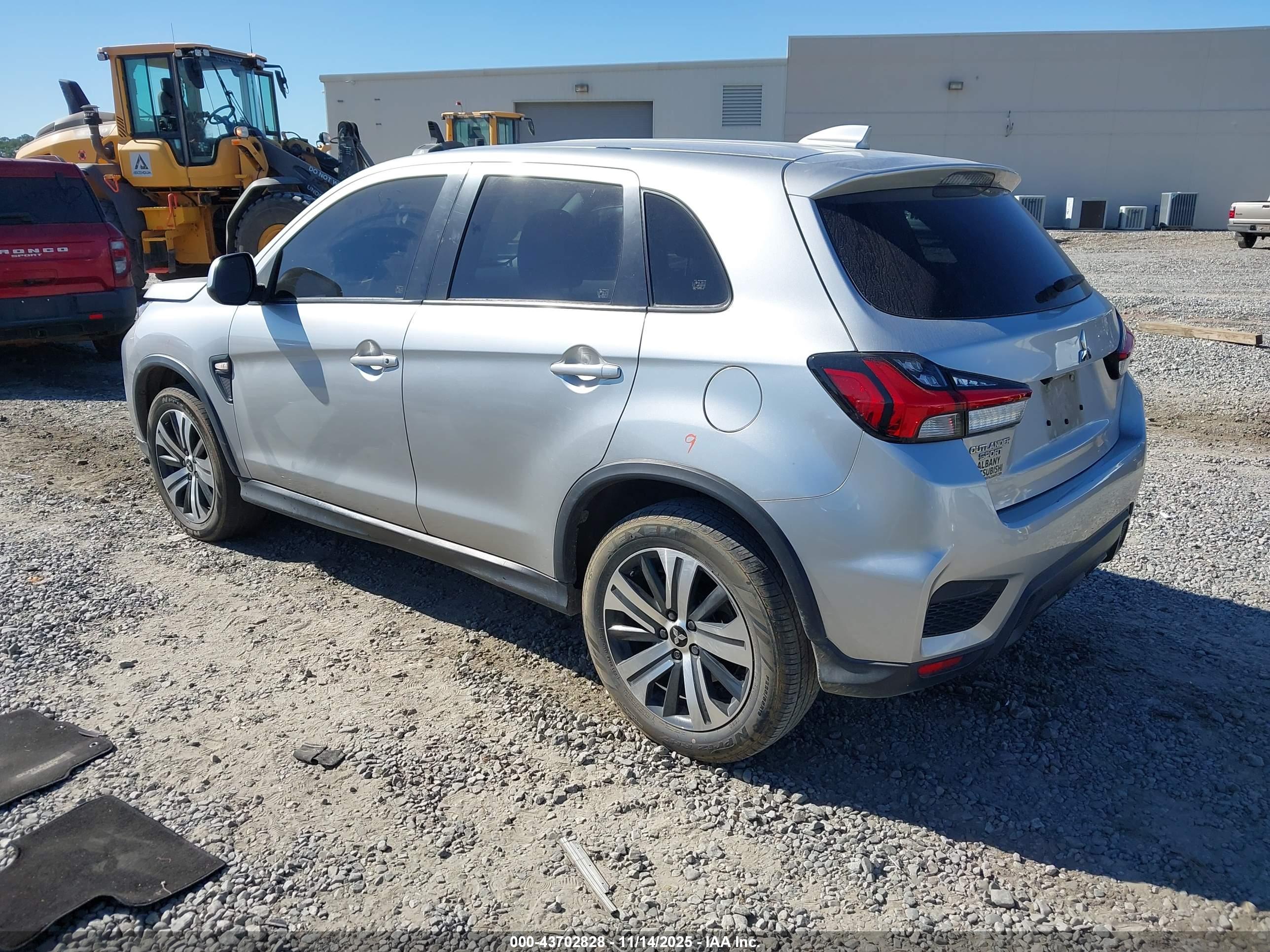 MITSUBISHI OUTLANDER image 3