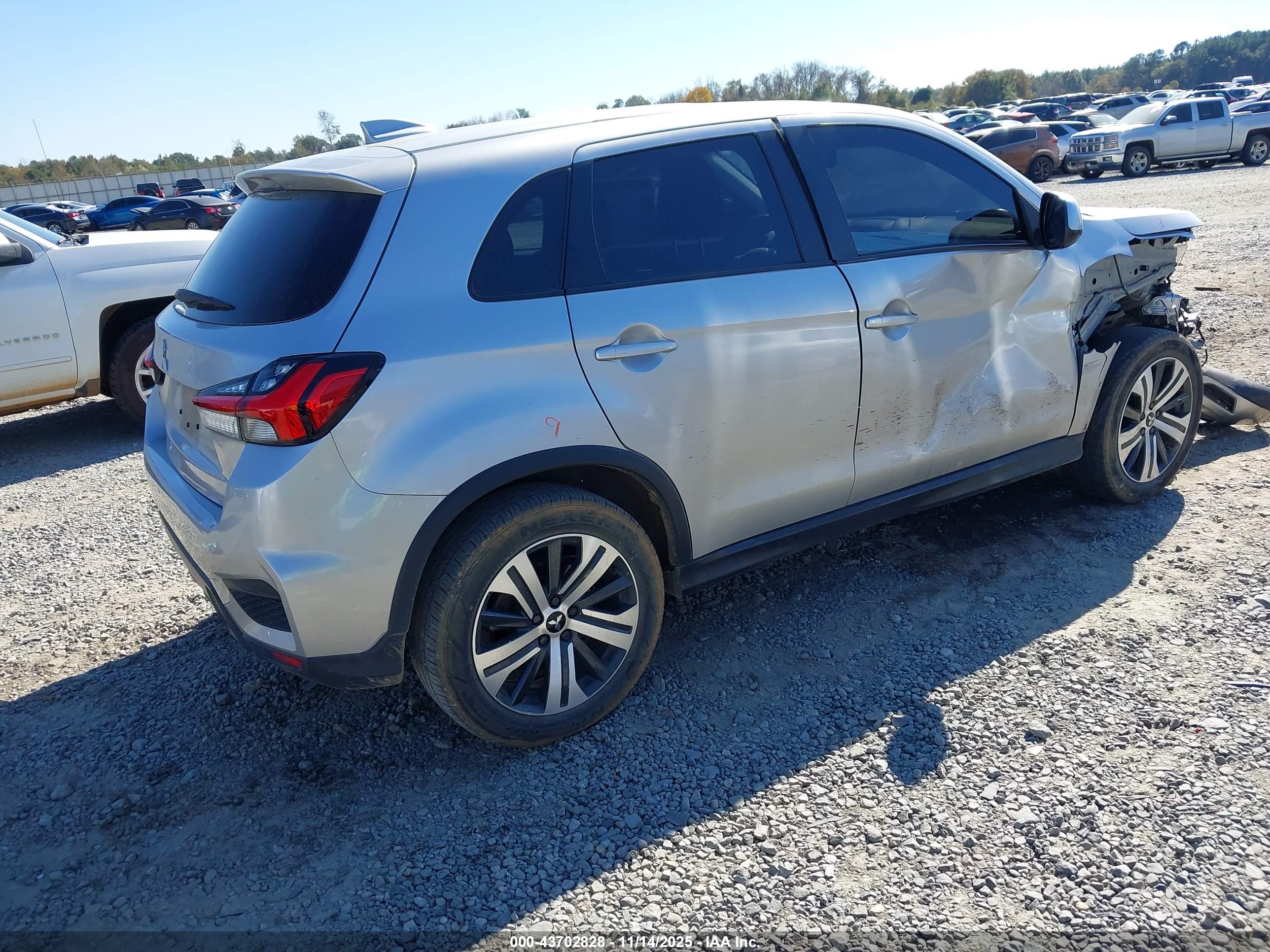 MITSUBISHI OUTLANDER image 4