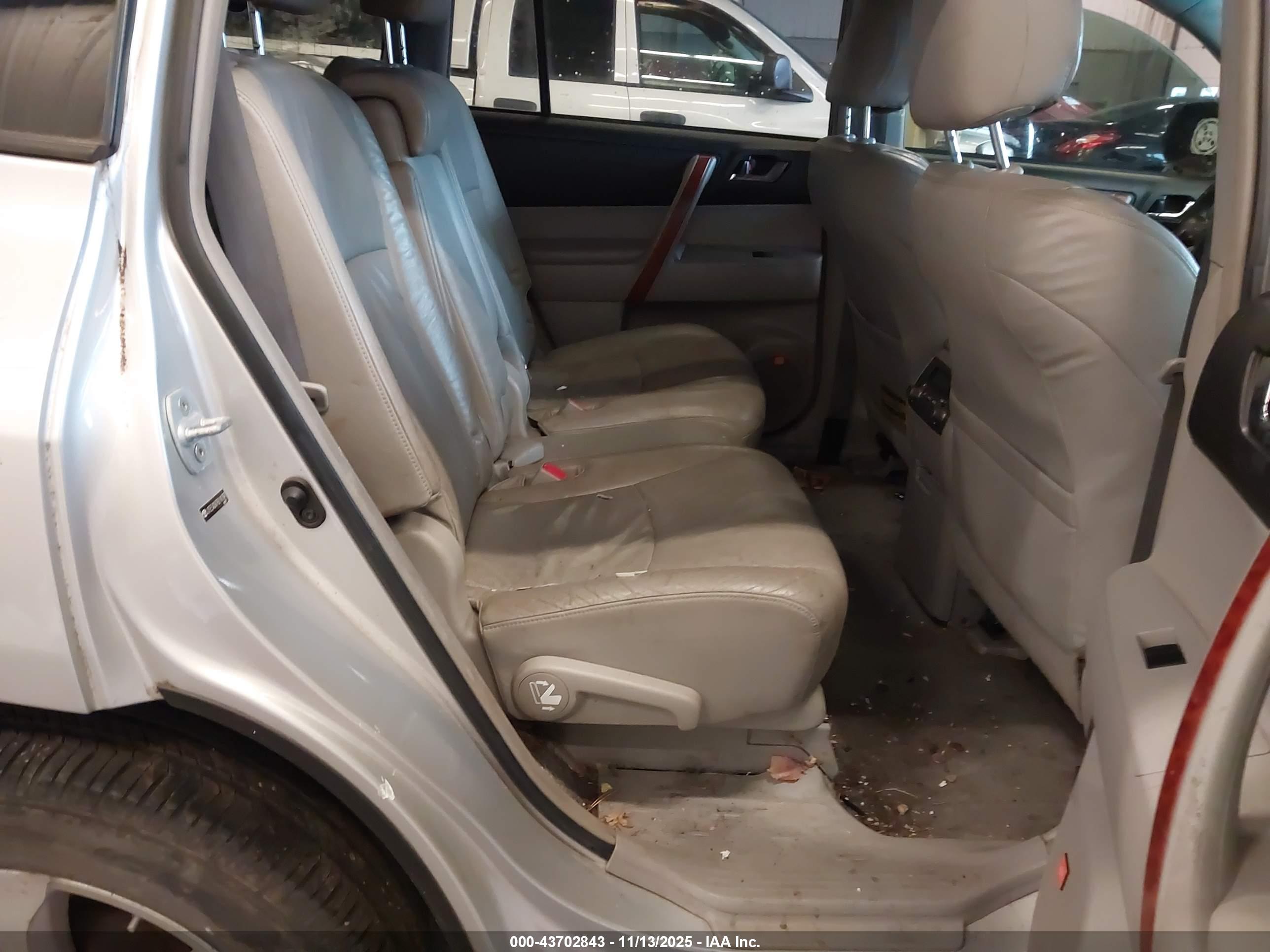 TOYOTA HIGHLANDER image 8