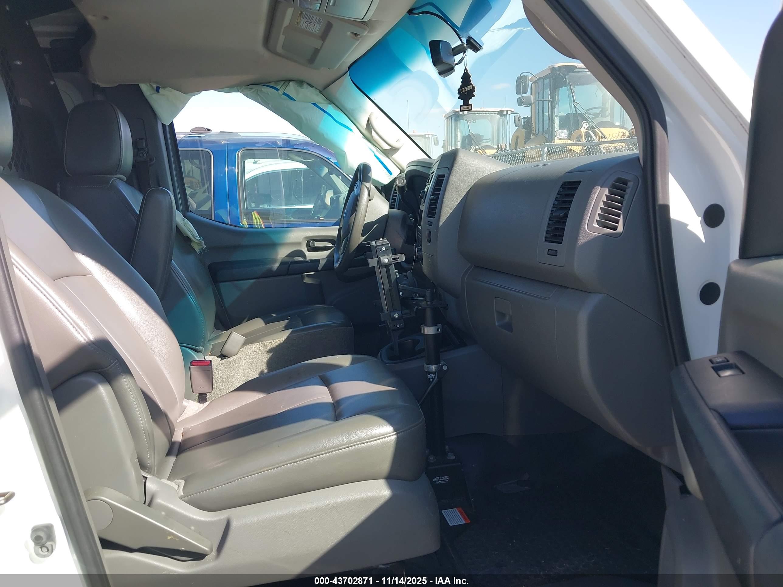 NISSAN NV image 5