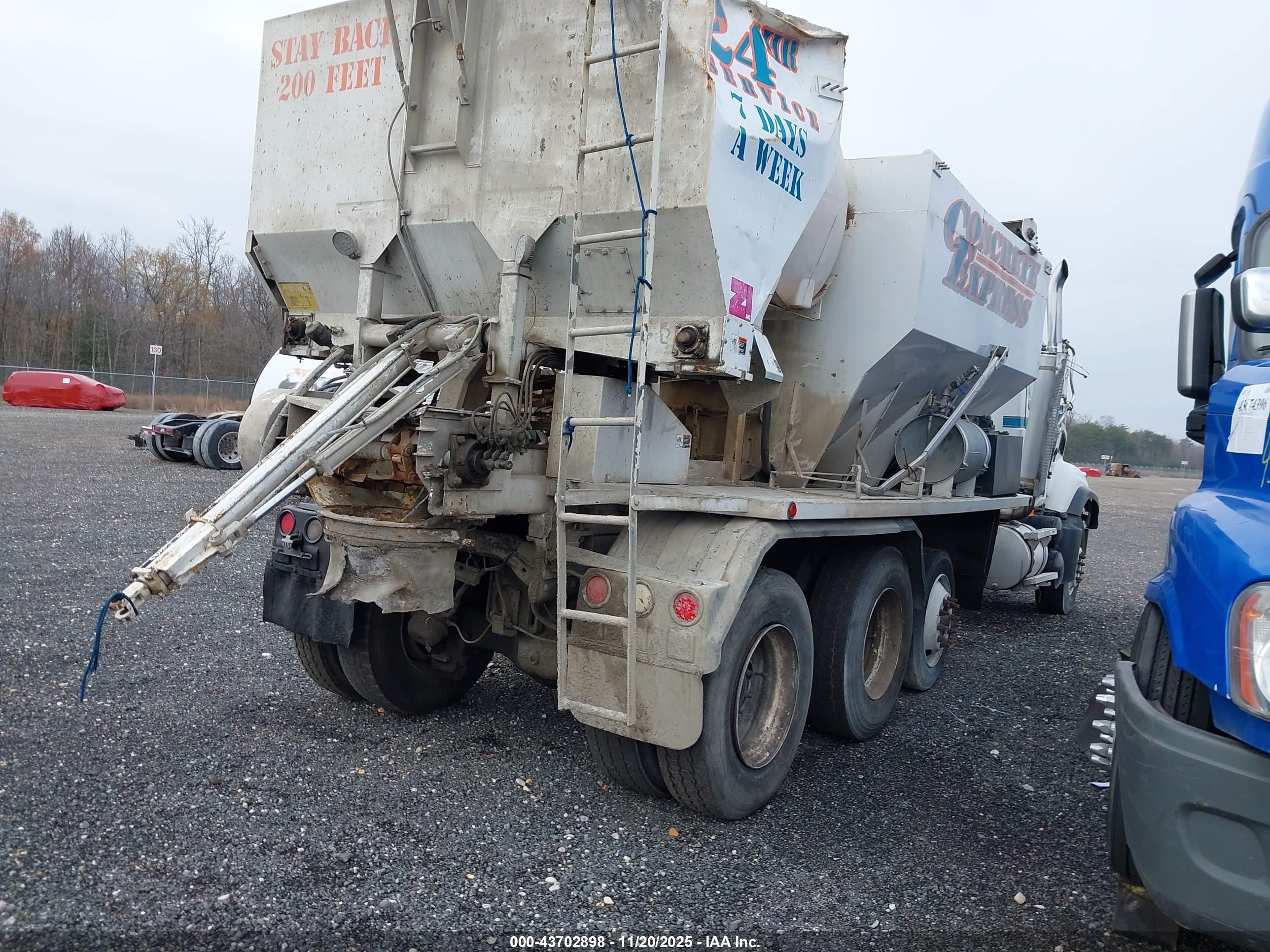 MACK 700 image 4