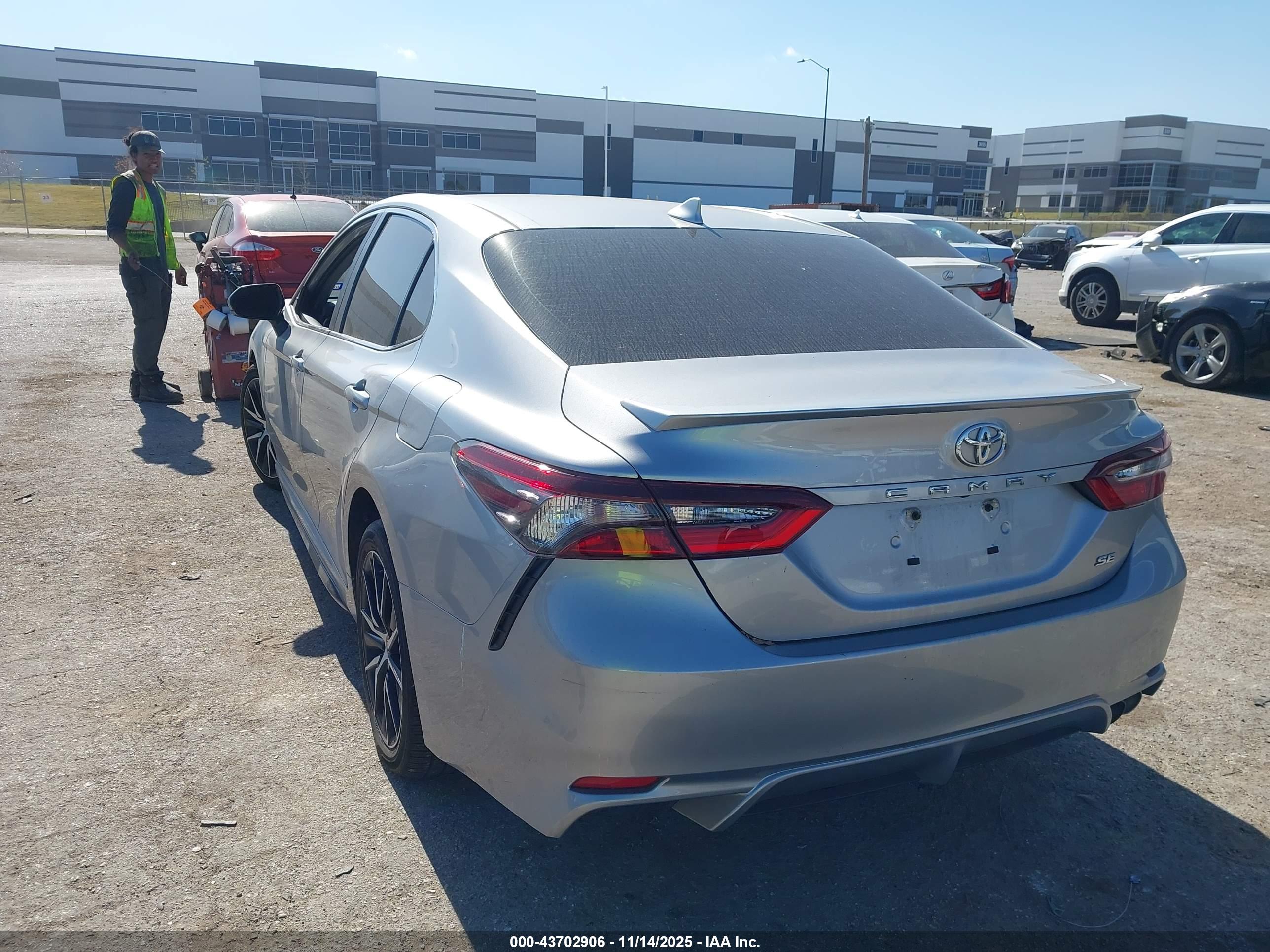 TOYOTA CAMRY image 3