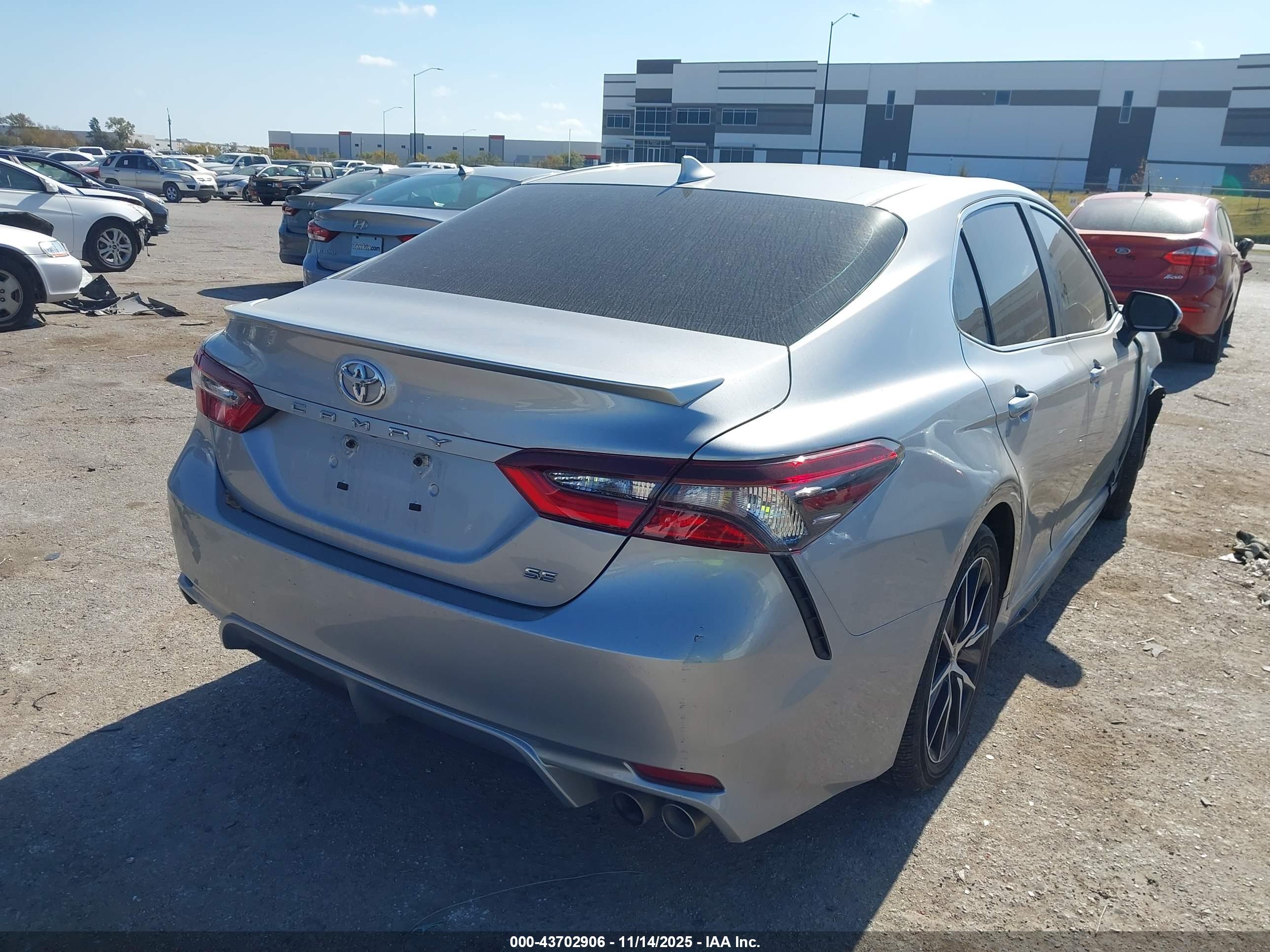 TOYOTA CAMRY image 4