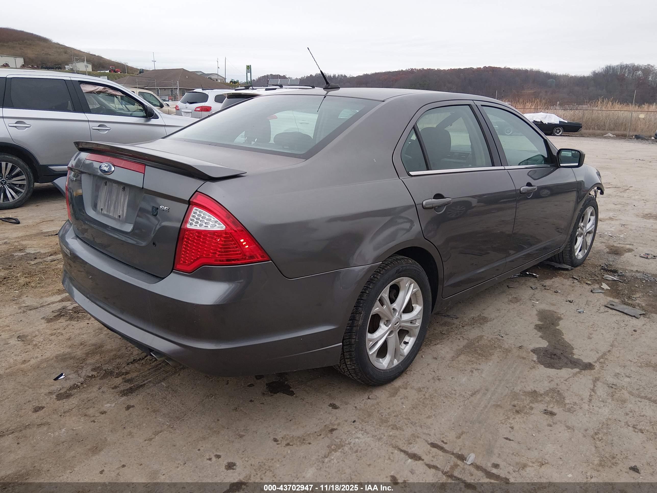 FORD FUSION image 4