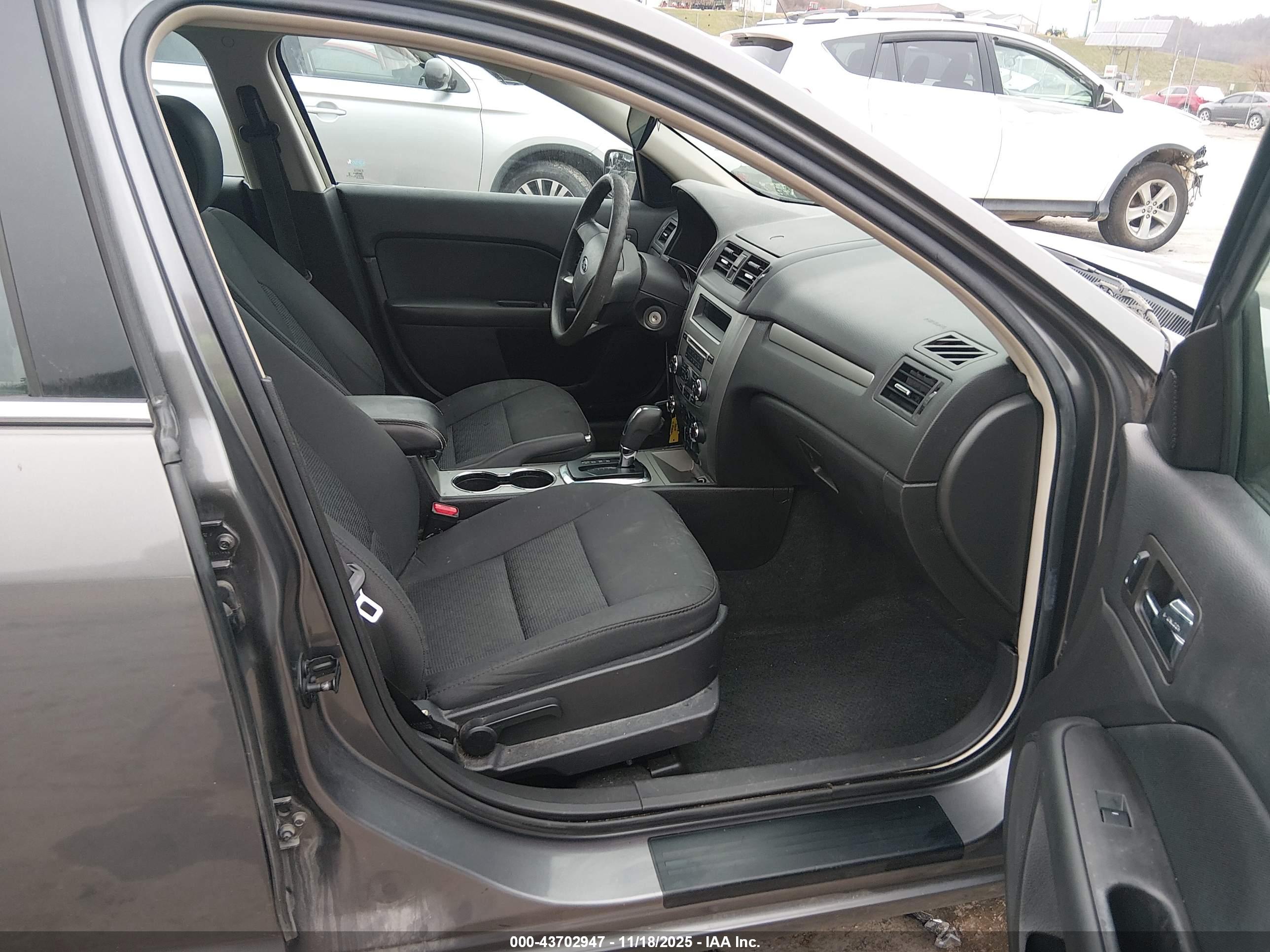 FORD FUSION image 5