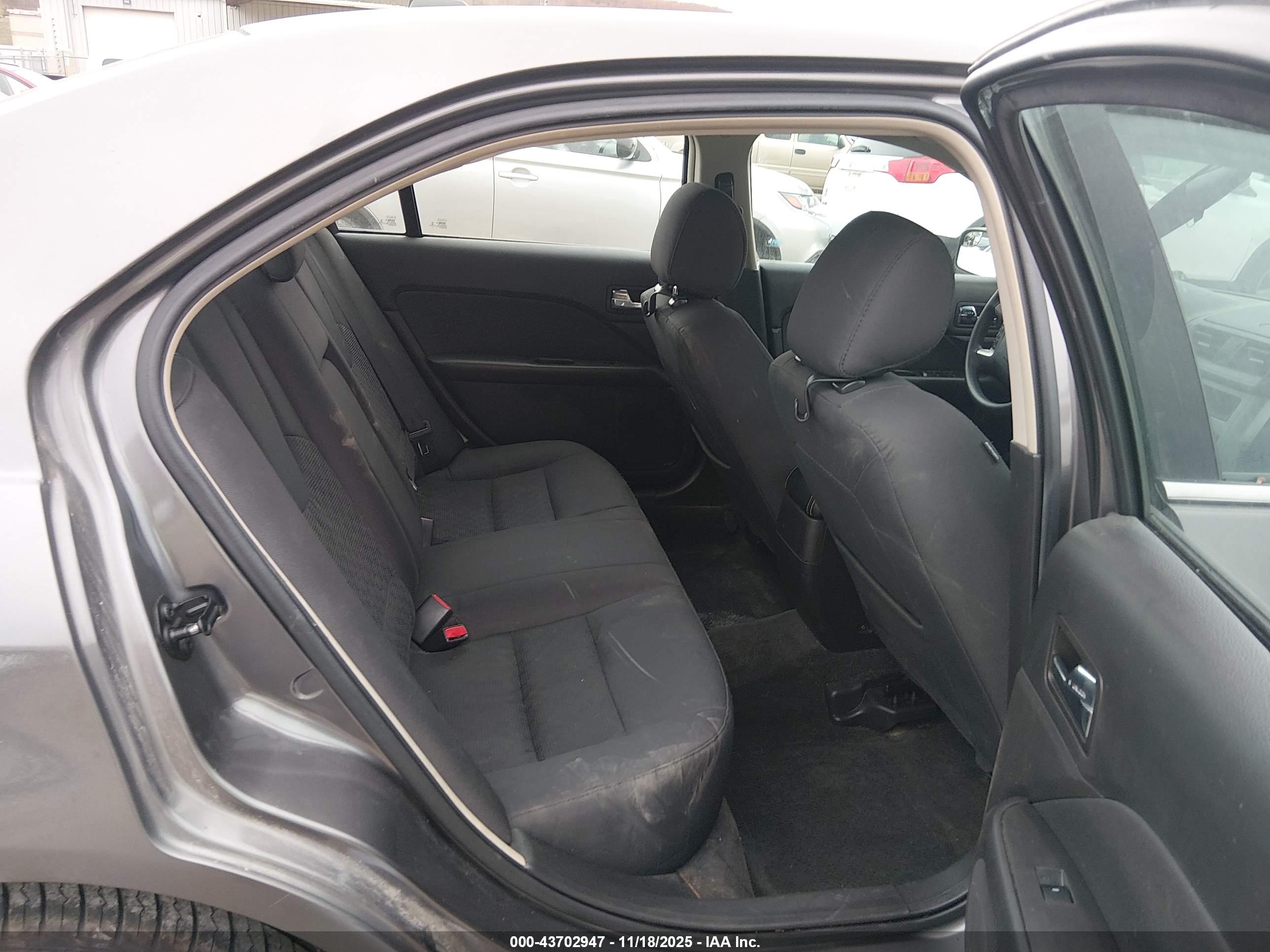 FORD FUSION image 8