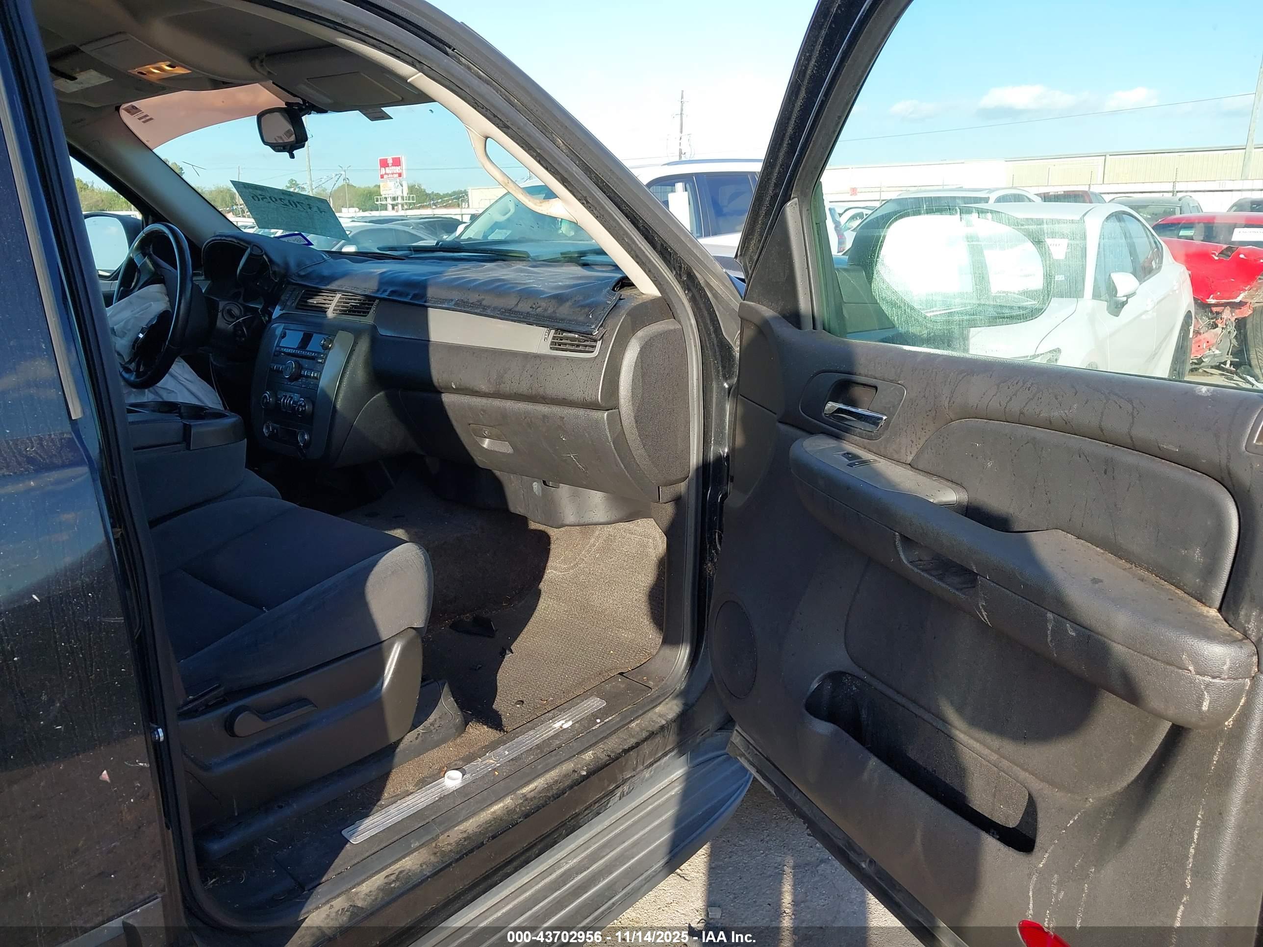 CHEVROLET TAHOE image 5