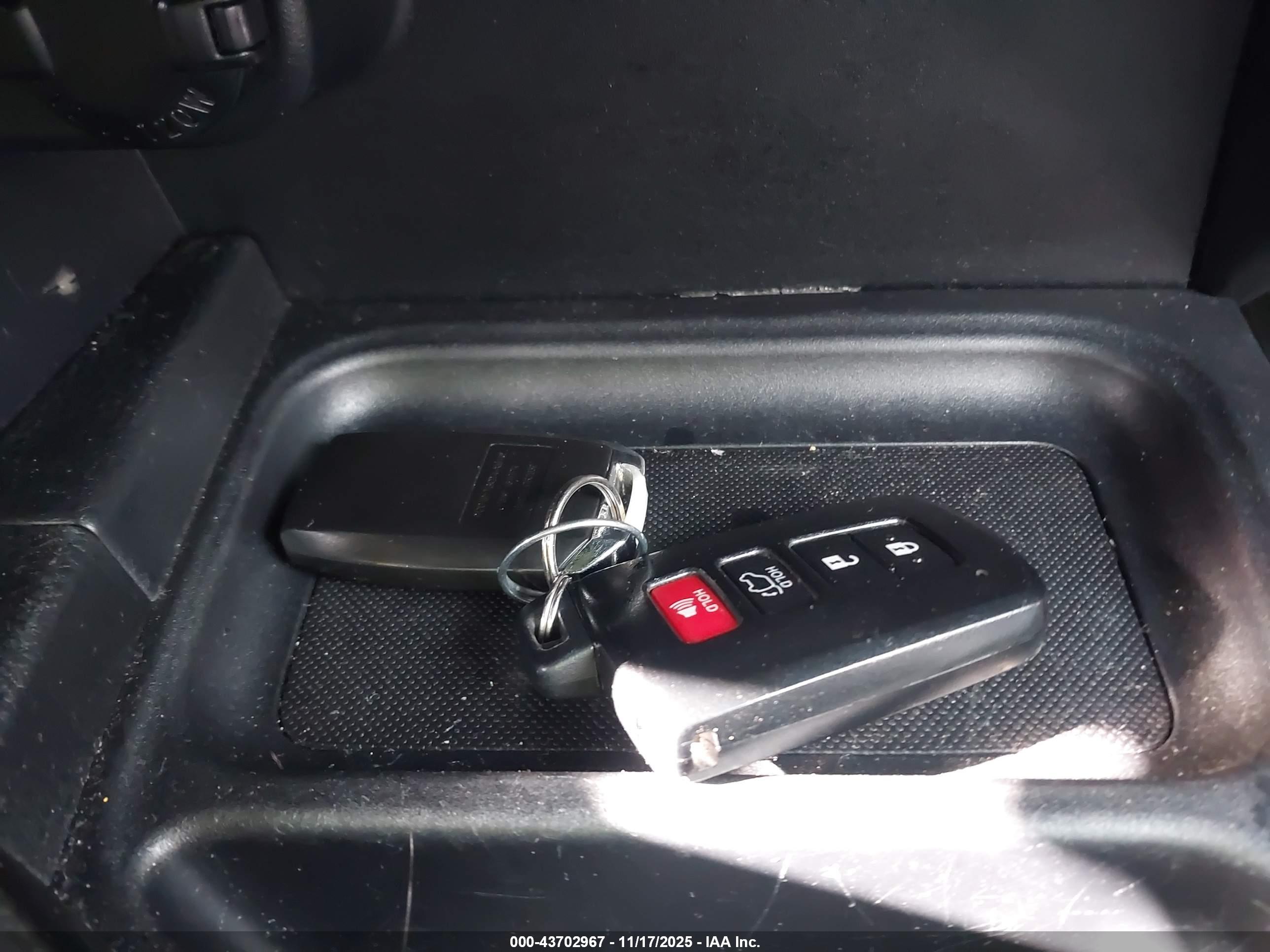 TOYOTA RAV4 image 11