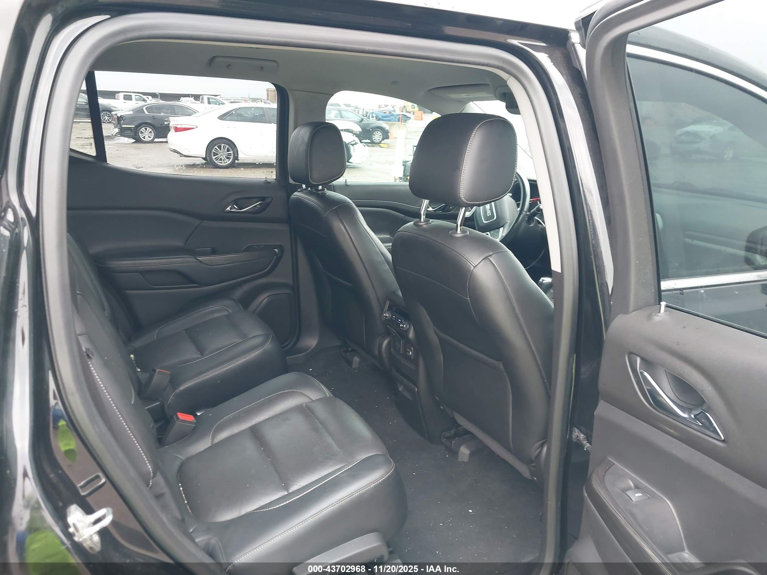 GMC ACADIA image 8