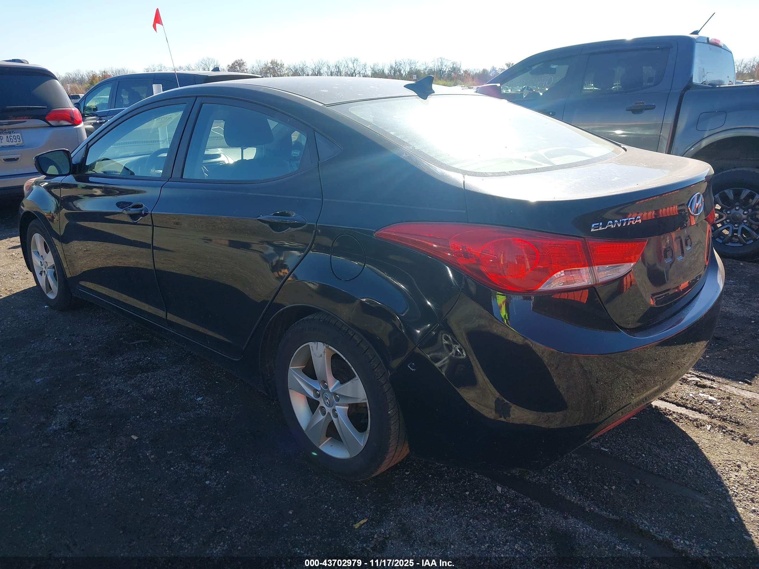 HYUNDAI ELANTRA image 3