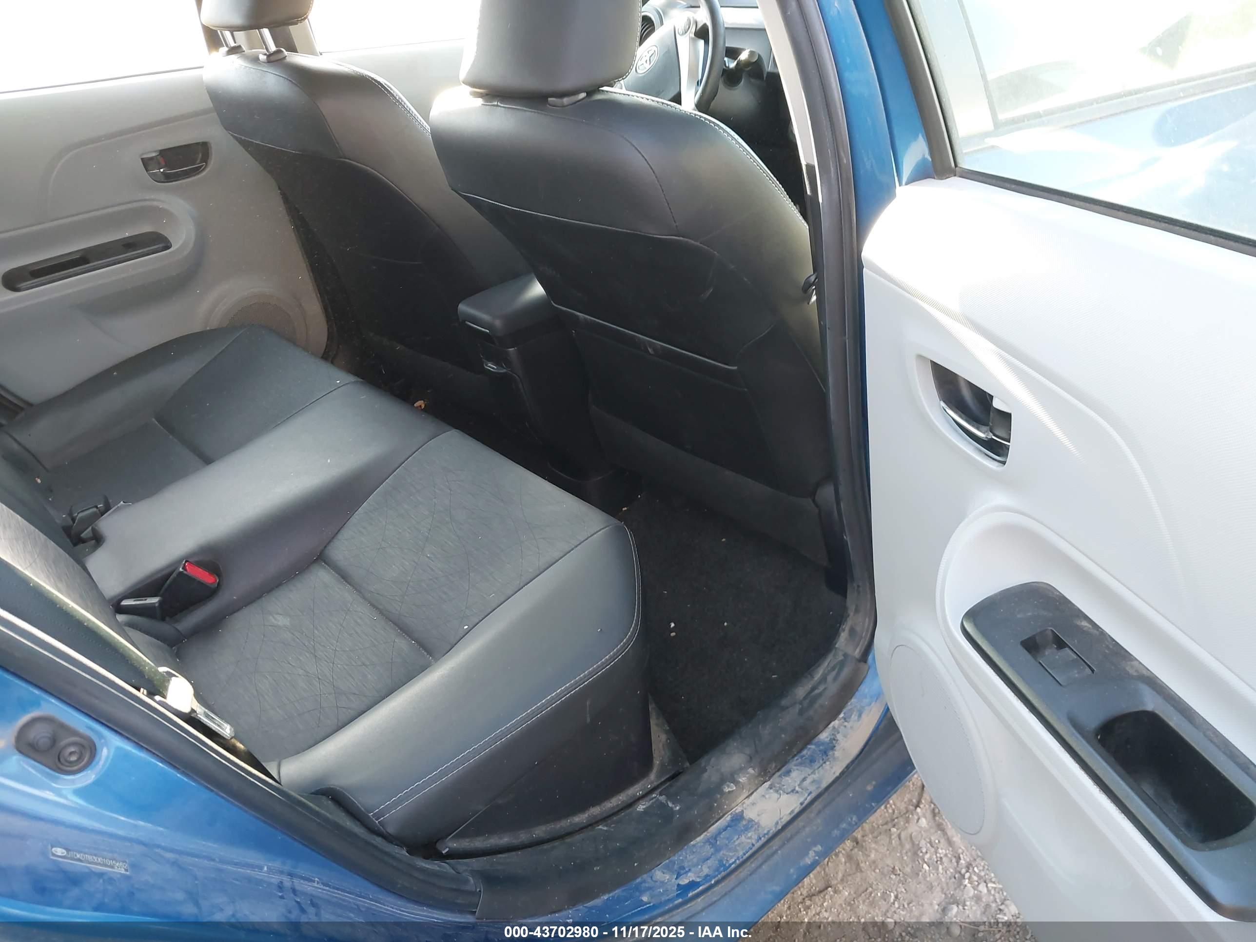 TOYOTA PRIUS image 8
