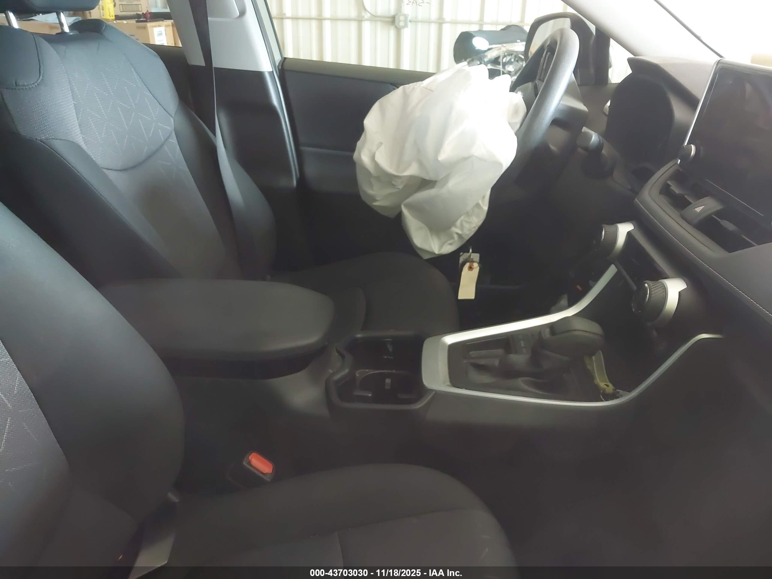 TOYOTA RAV4 image 5