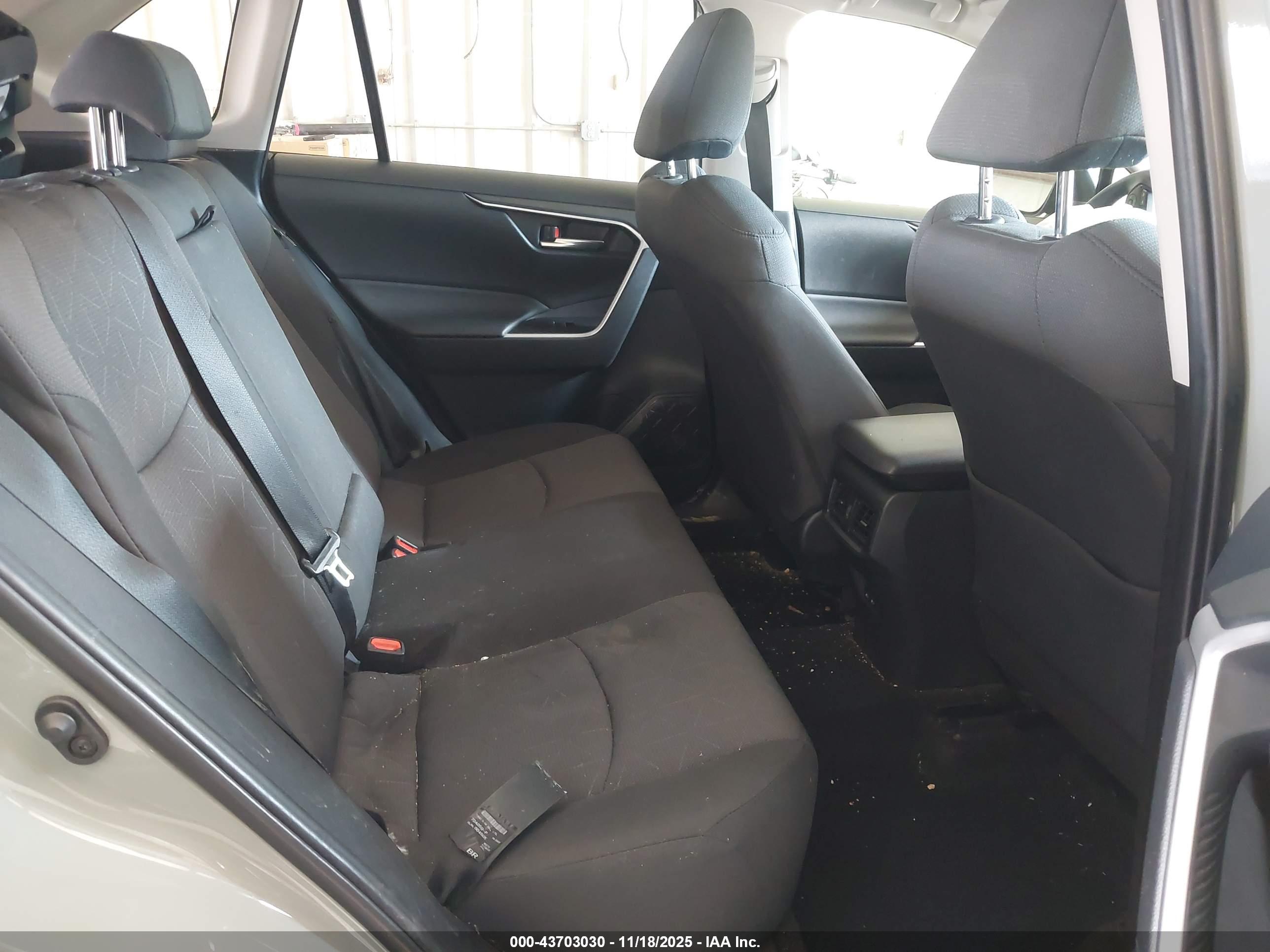 TOYOTA RAV4 image 8