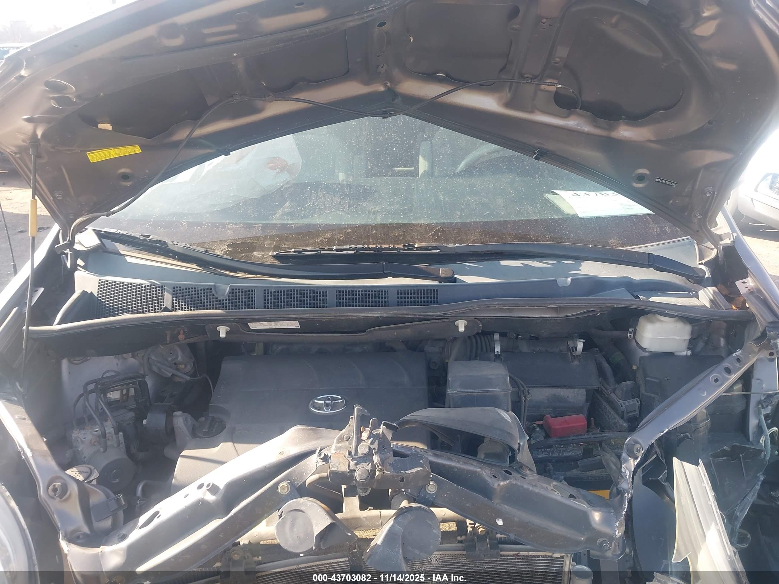 TOYOTA SIENNA image 10
