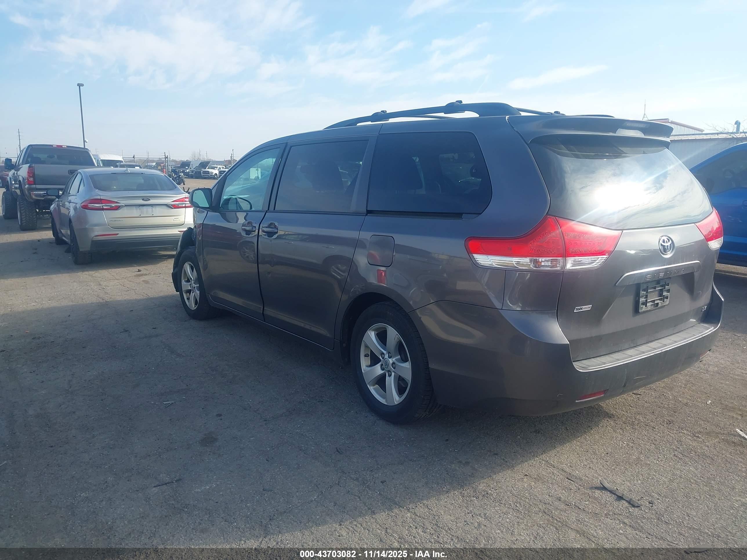 TOYOTA SIENNA image 3