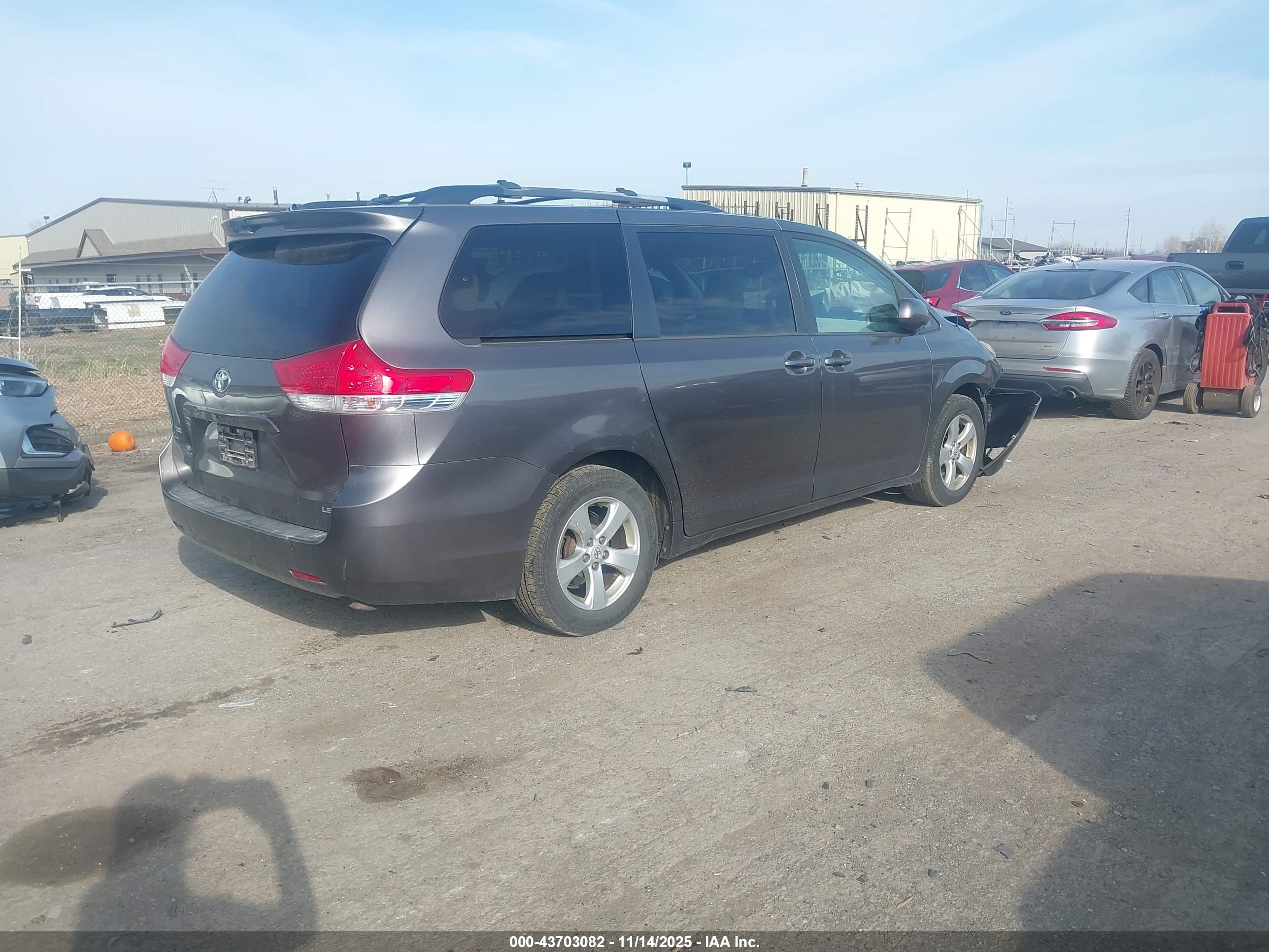 TOYOTA SIENNA image 4