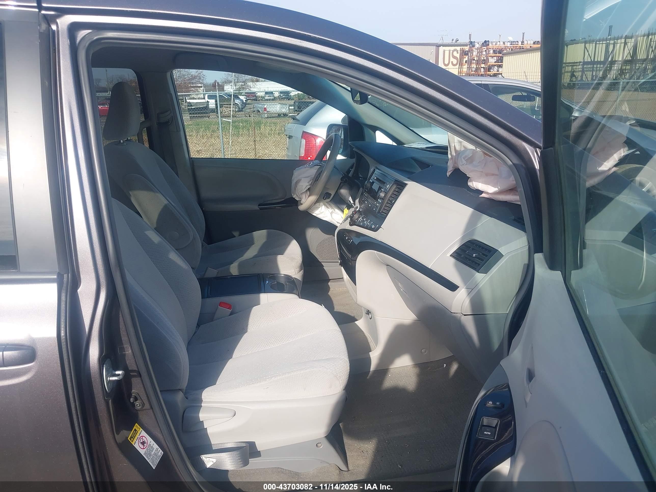 TOYOTA SIENNA image 5