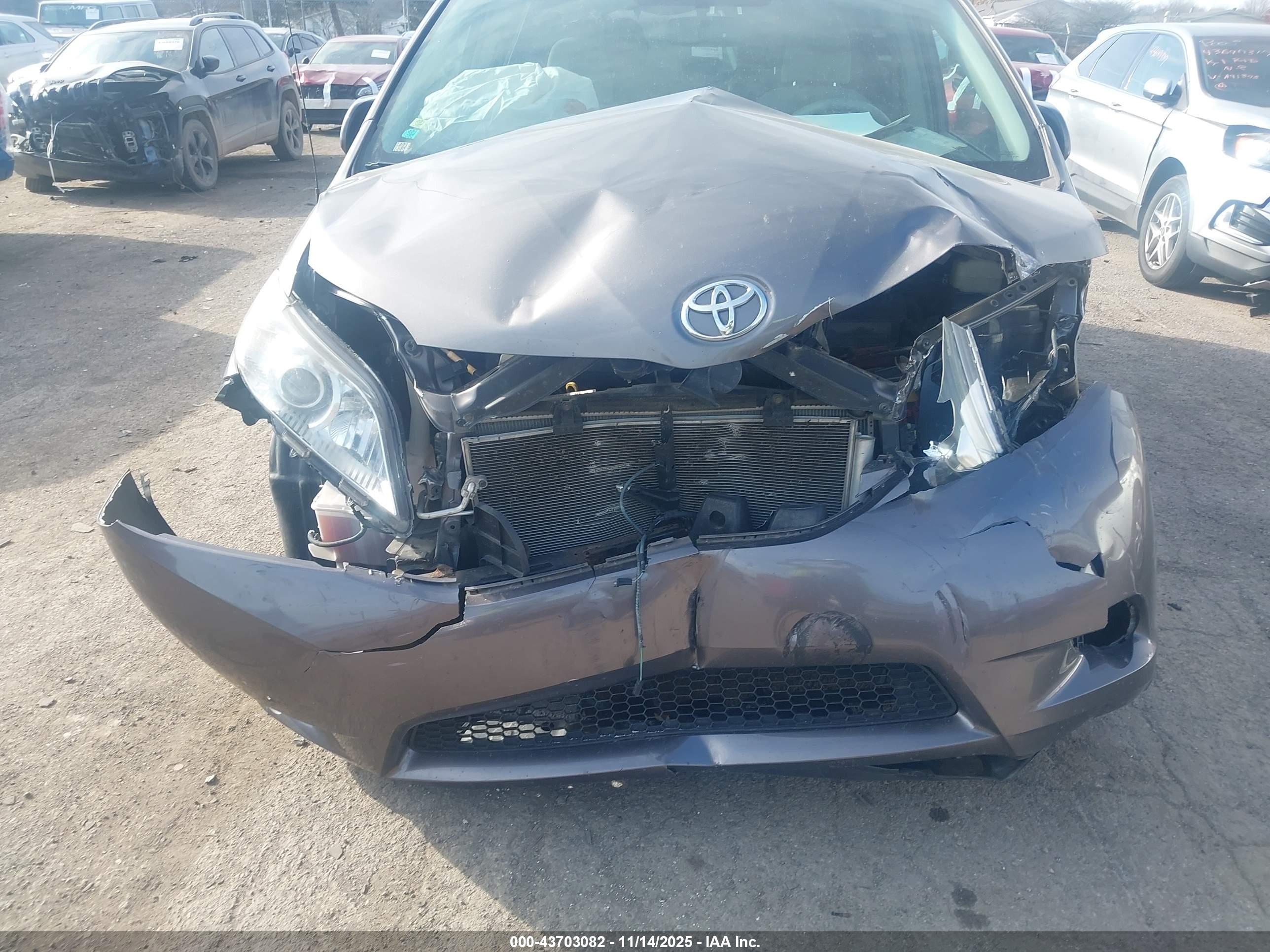 TOYOTA SIENNA image 6