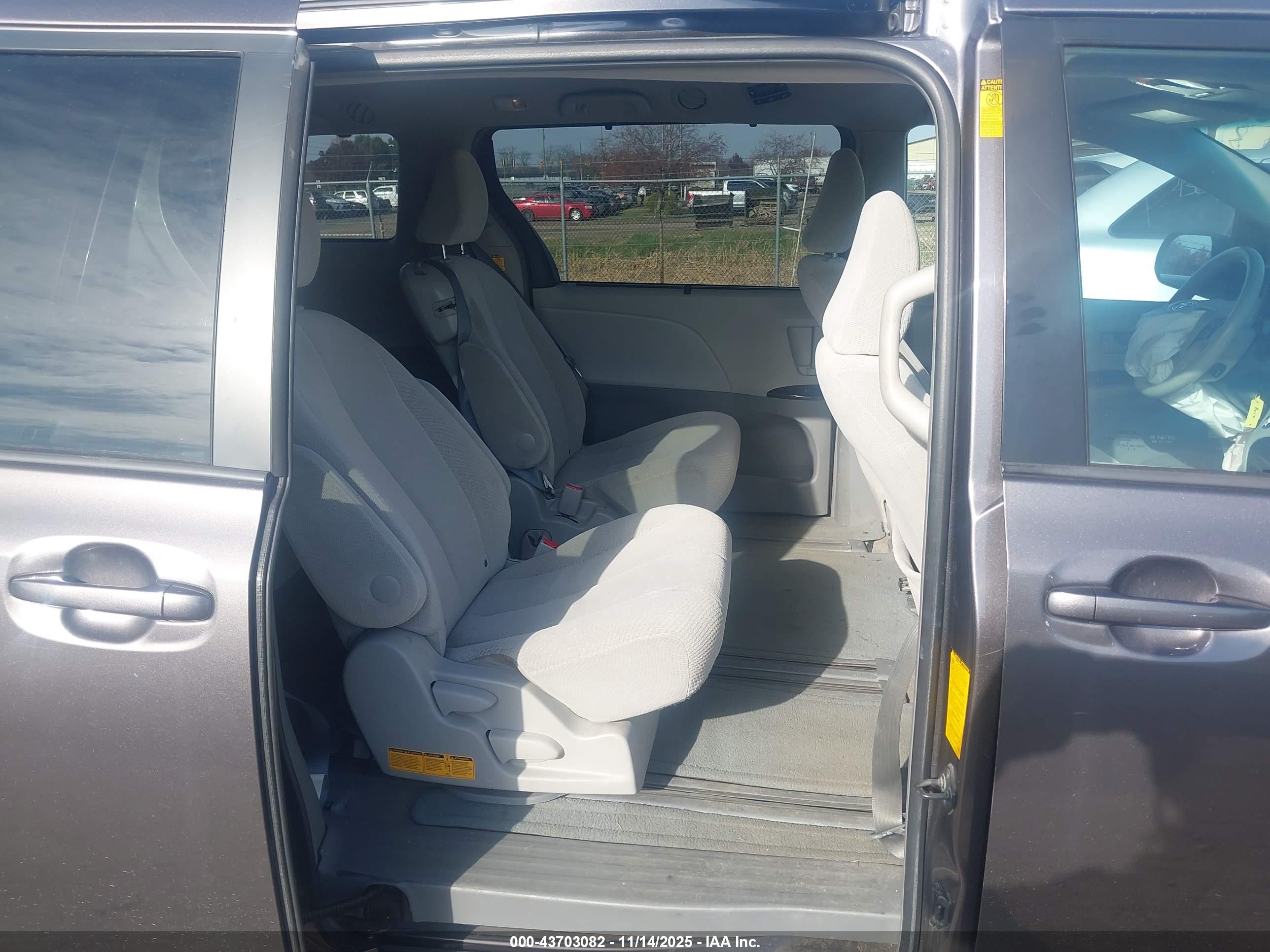 TOYOTA SIENNA image 8