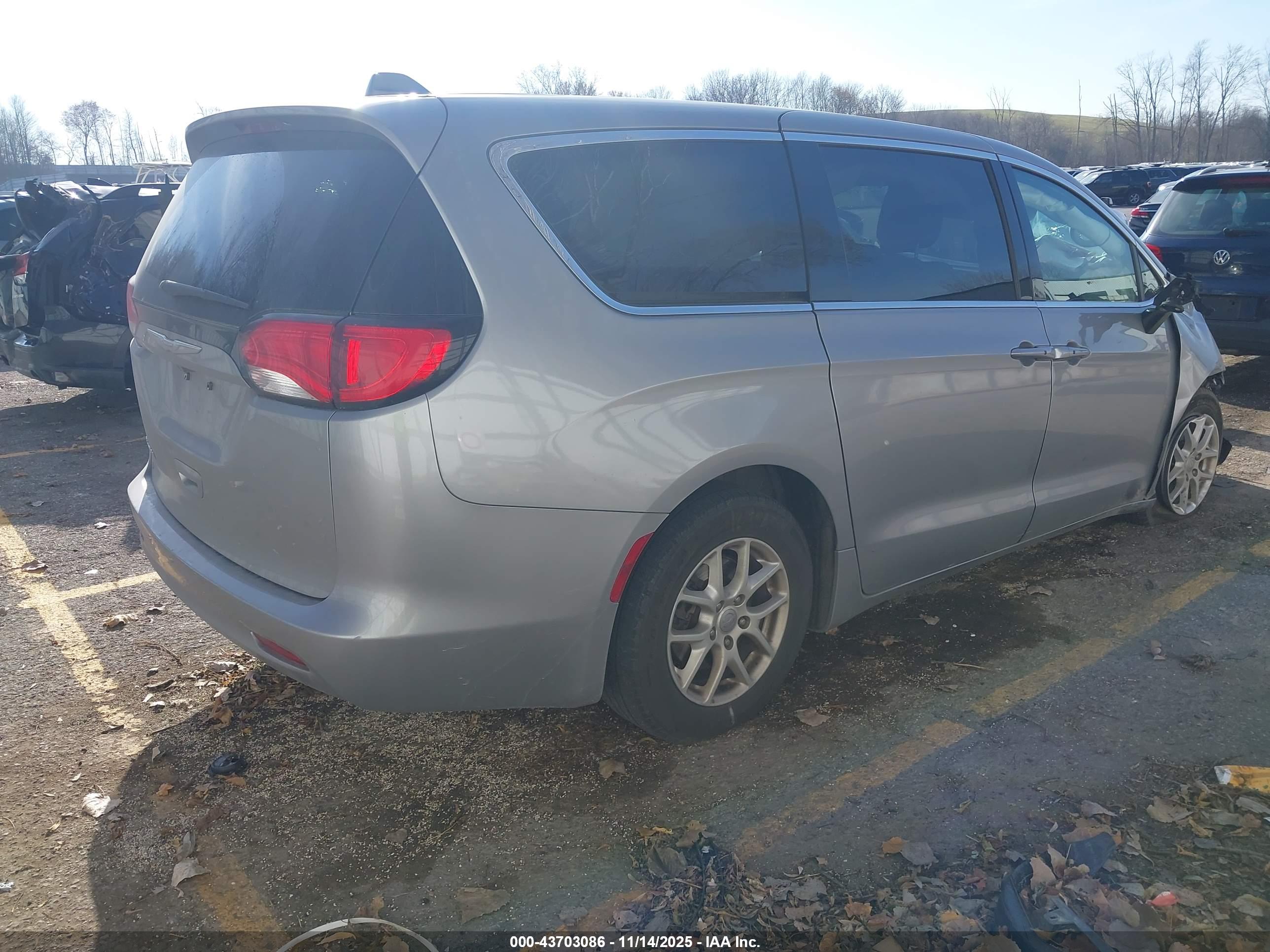 CHRYSLER PACIFICA image 4