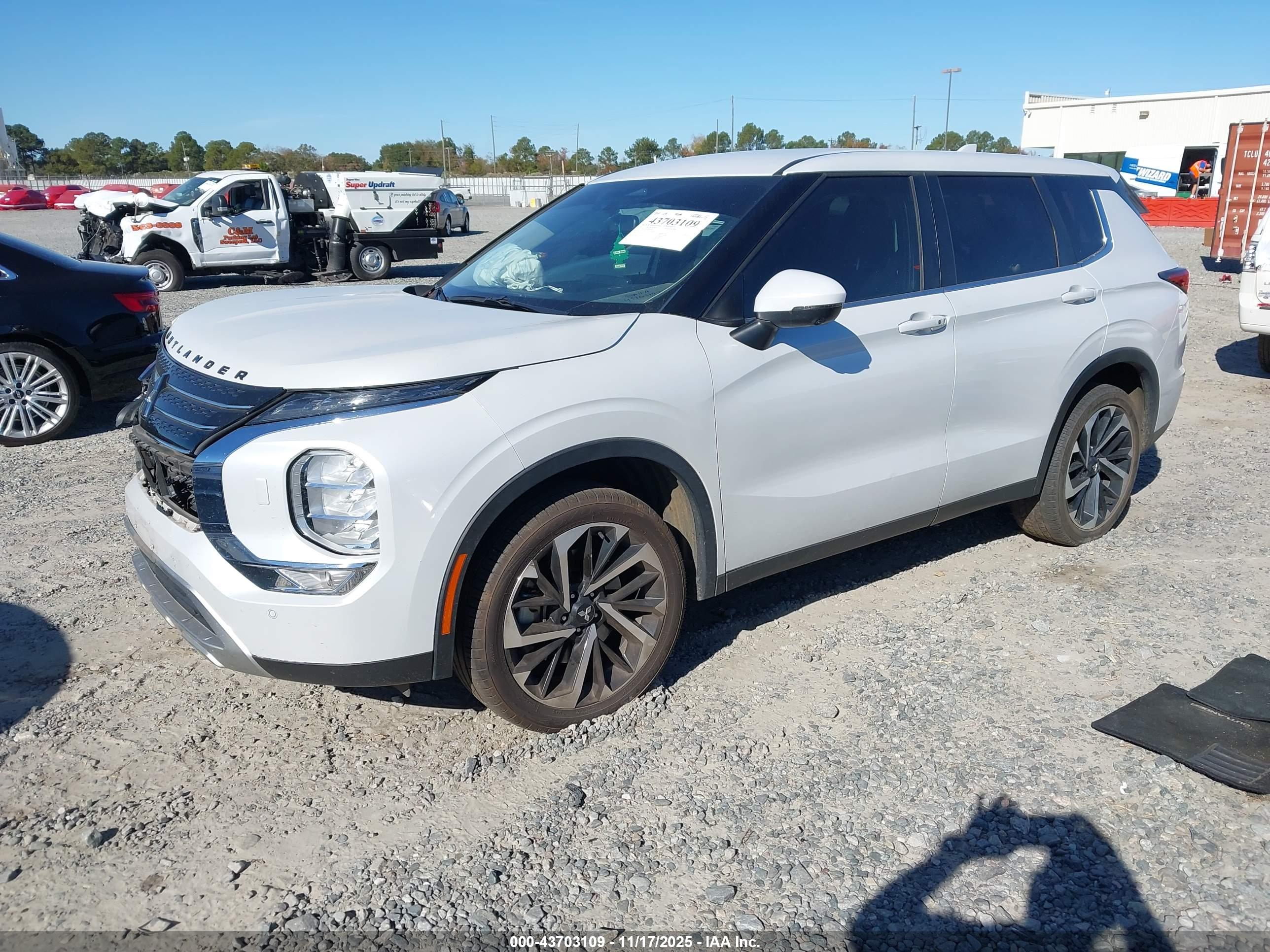 MITSUBISHI OUTLANDER image 2