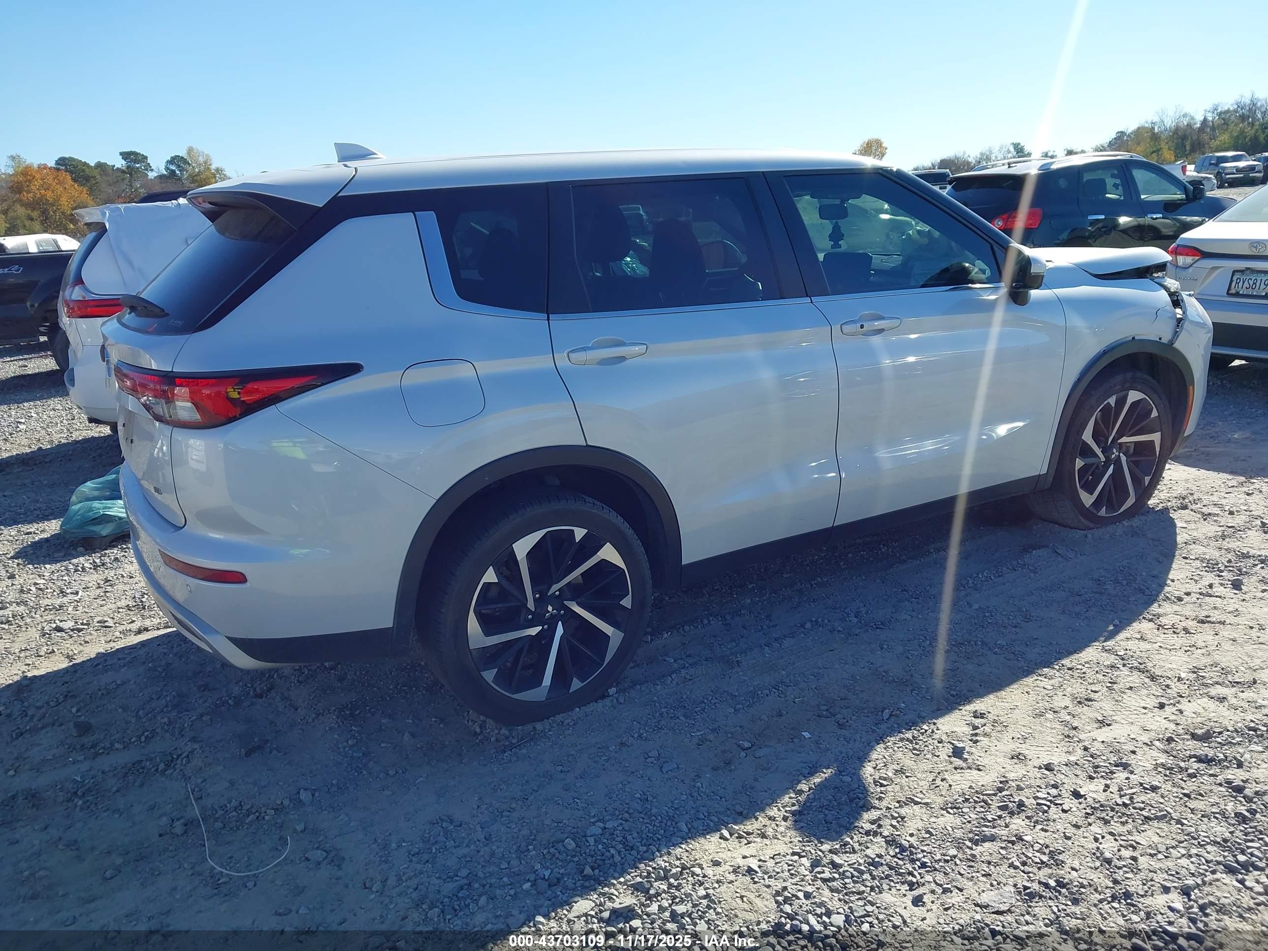 MITSUBISHI OUTLANDER image 4