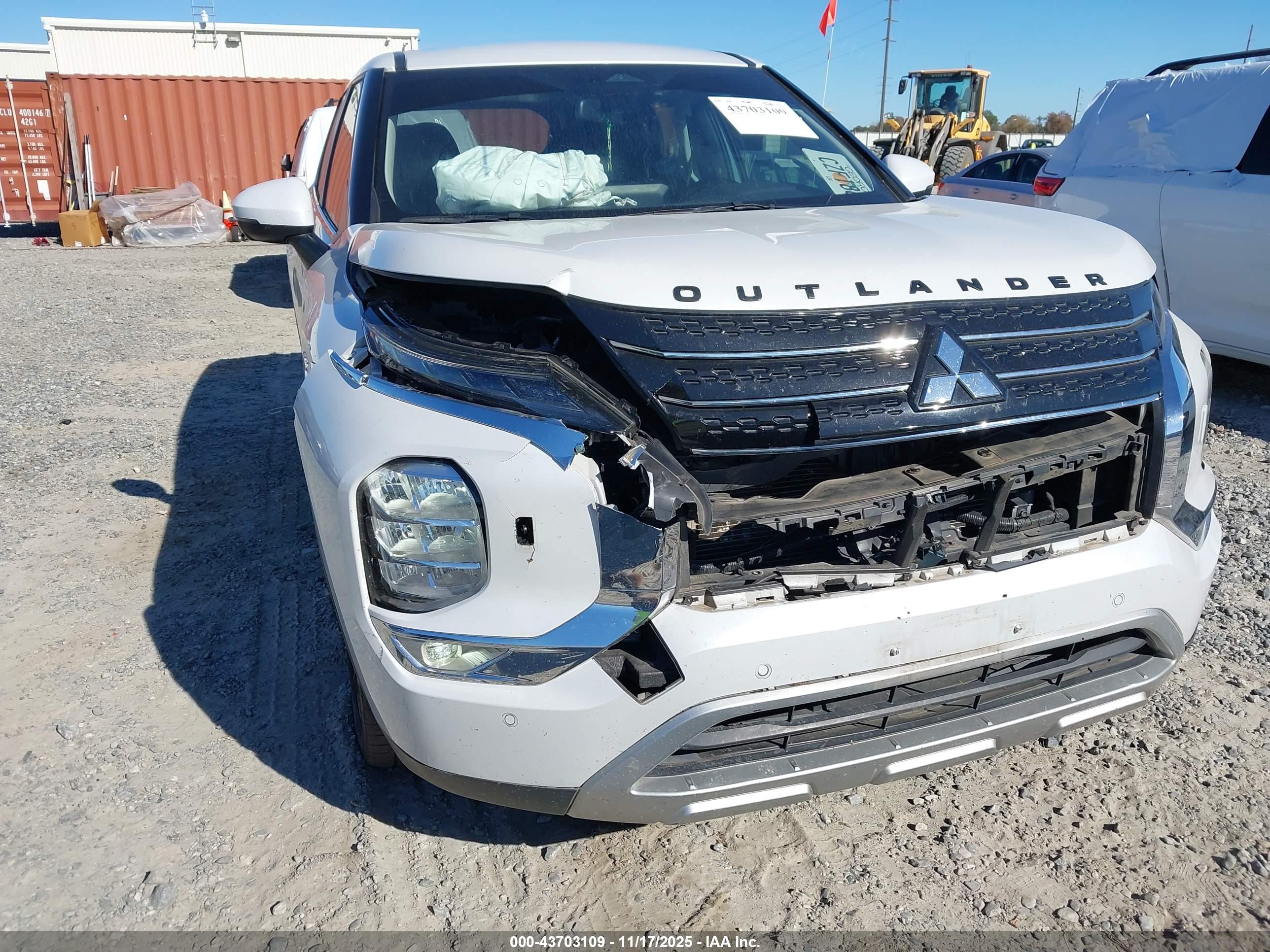 MITSUBISHI OUTLANDER image 6
