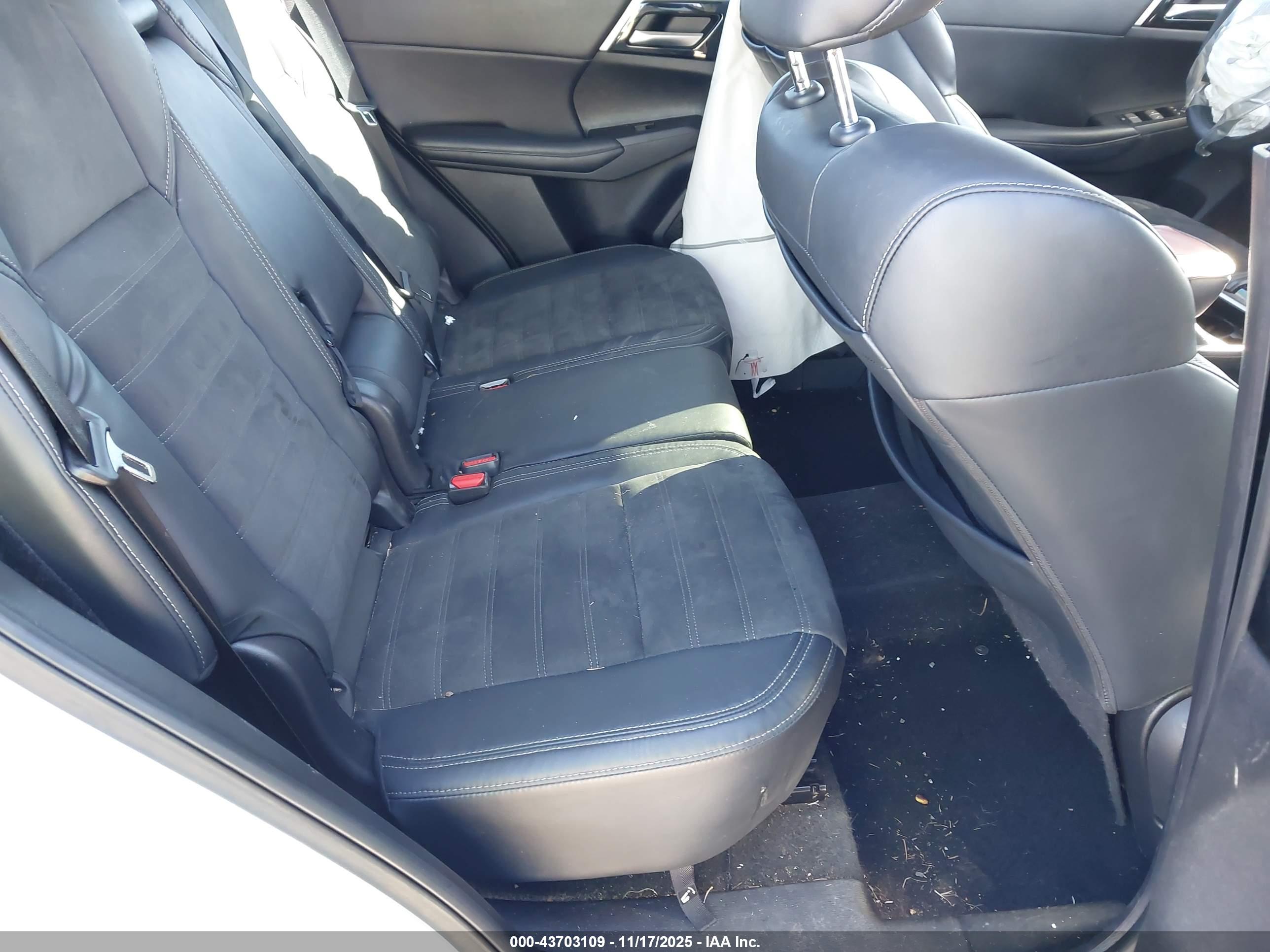 MITSUBISHI OUTLANDER image 8