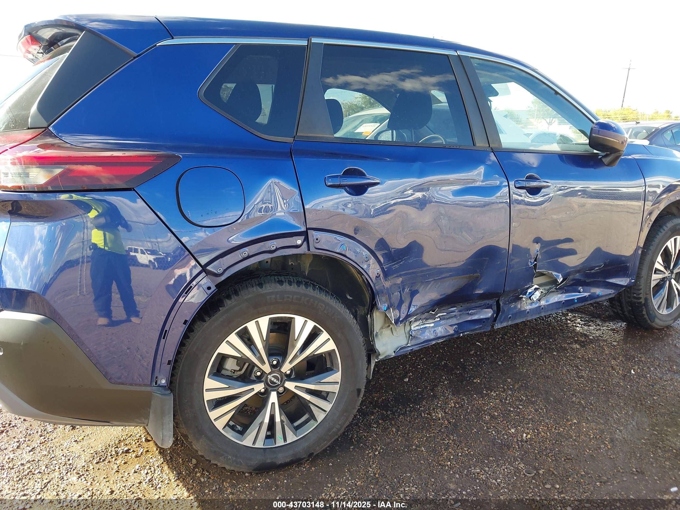 NISSAN ROGUE image 6