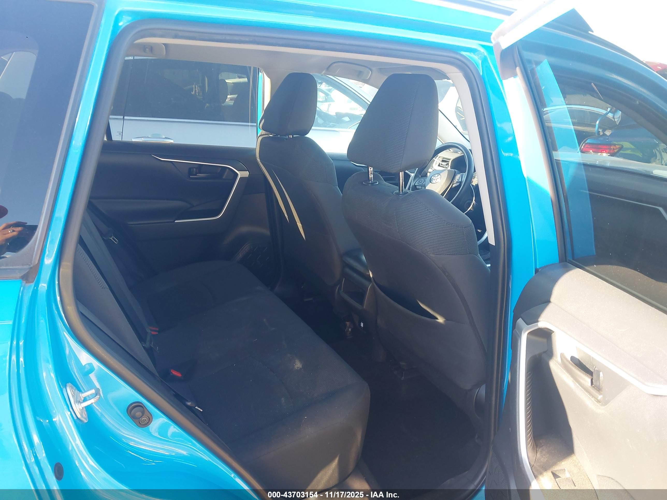 TOYOTA RAV4 image 8