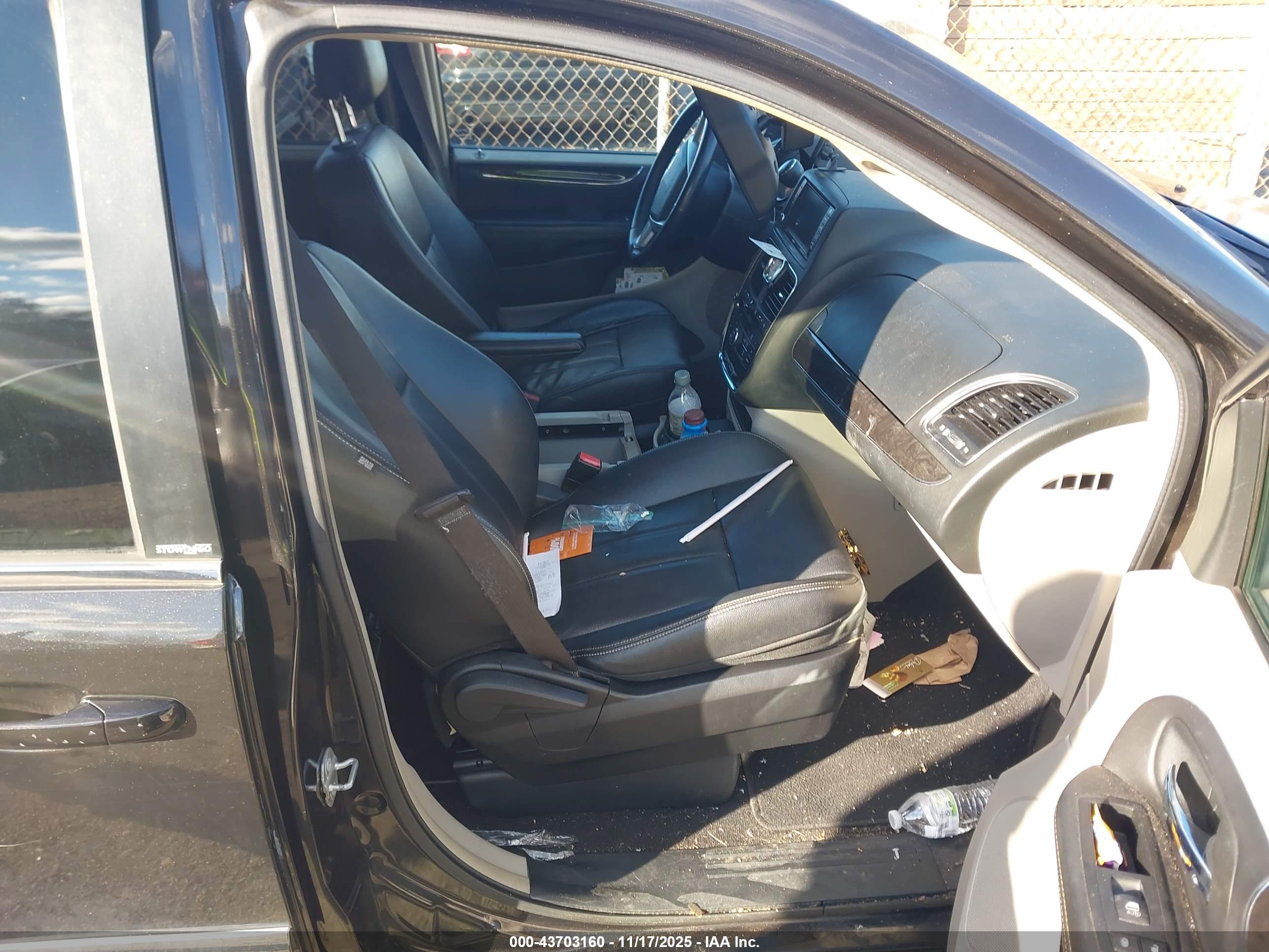 CHRYSLER TOWN image 5