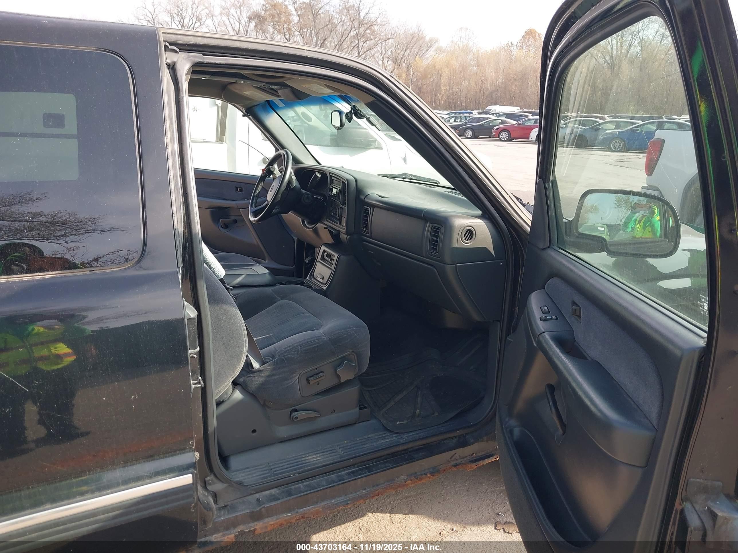 CHEVROLET SILVERADO image 5