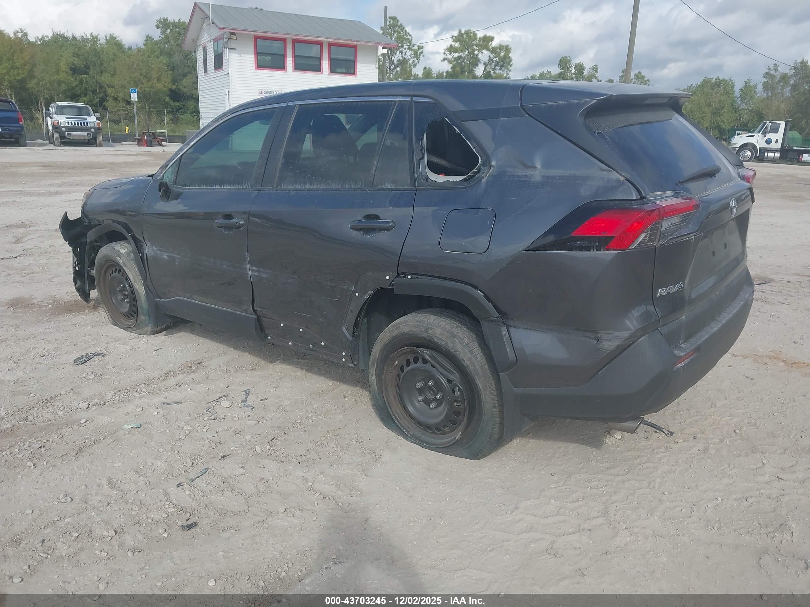 TOYOTA RAV4 image 3