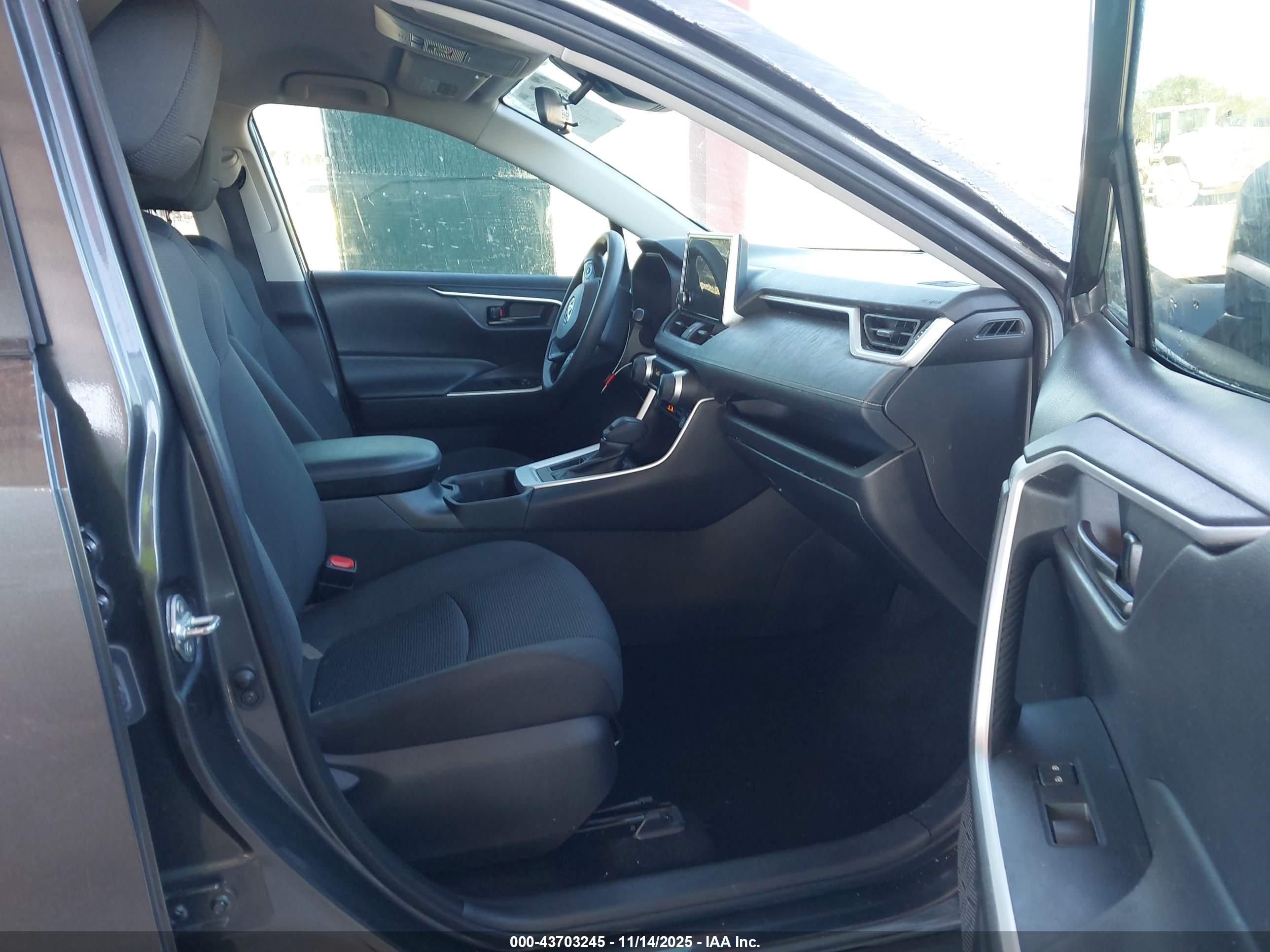 TOYOTA RAV4 image 5