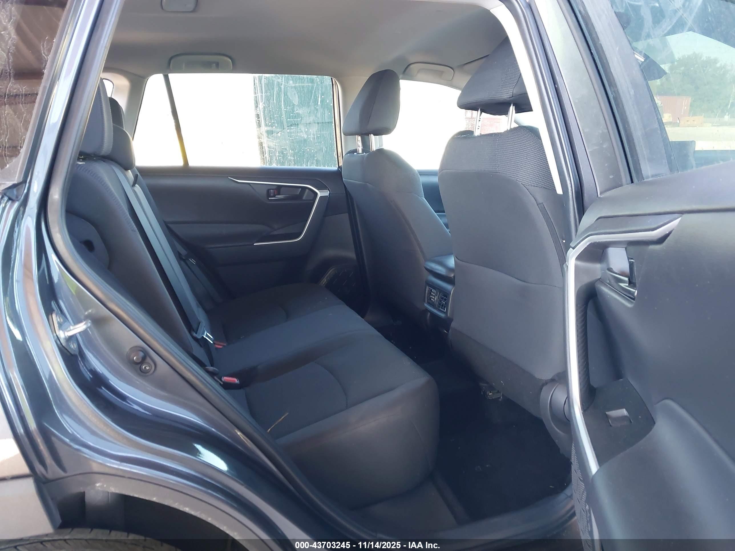 TOYOTA RAV4 image 8